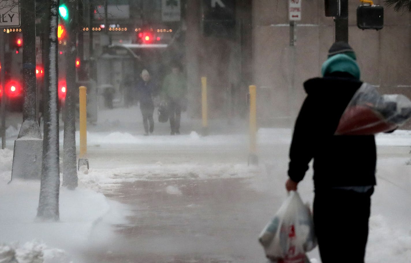 High winds whip fresh snow along 7th St. S in downtown Minneapolis Thursday, April 11, 2019.] DAVID JOLES &#x2022;david.joles@startribune.com Snow storm