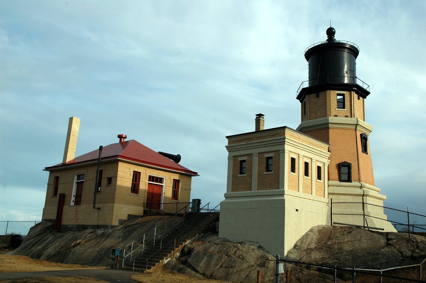 JIM BUCHTA jim.buchta@startribune.com - Mar. 18, 2010 - Split Rock Lighthouse, Two Harbors, Minn. IN THIS PHOTO:] The lighthouse plus the fog signal building.