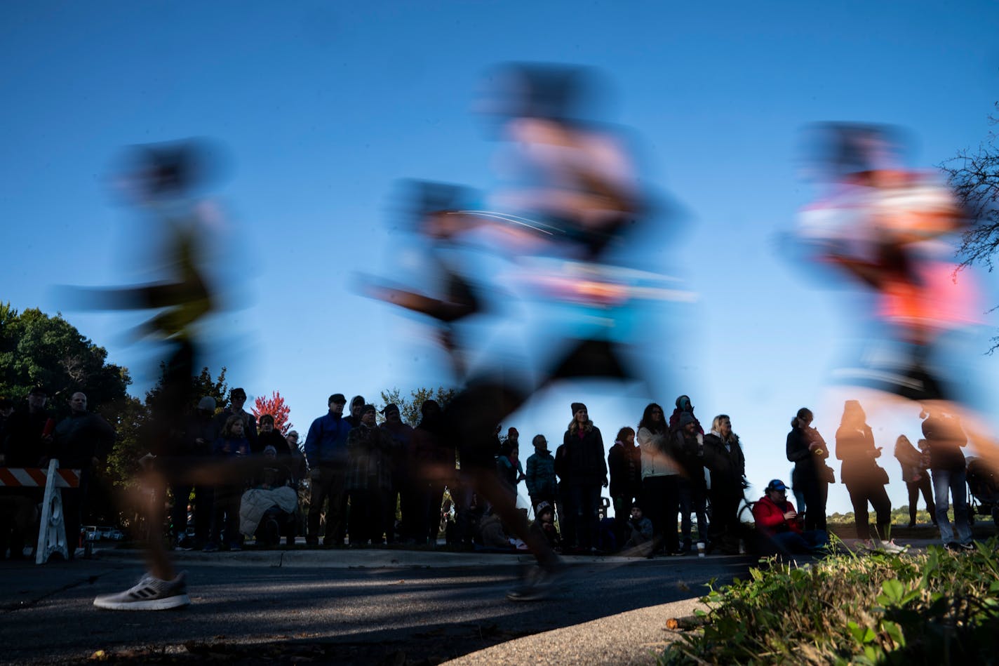 Runners ran past spectators as they approached mile eight during the 2019 Medtronic Twin Cities Marathon in Minneapolis, Minn., on Sunday, October 6, 2019. ] RENEE JONES SCHNEIDER ¥ renee.jones@startribune.com ORG XMIT: MIN1910061256444868