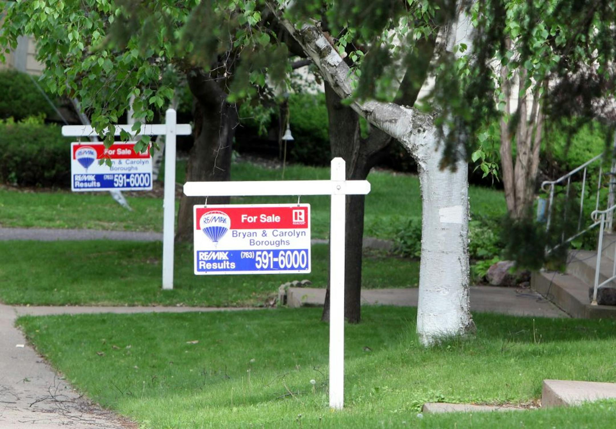 renee.jones@startribune.com 'For sale' signs were posted outside two neighboring Minneapolis homes Tuesday afternoon. ]