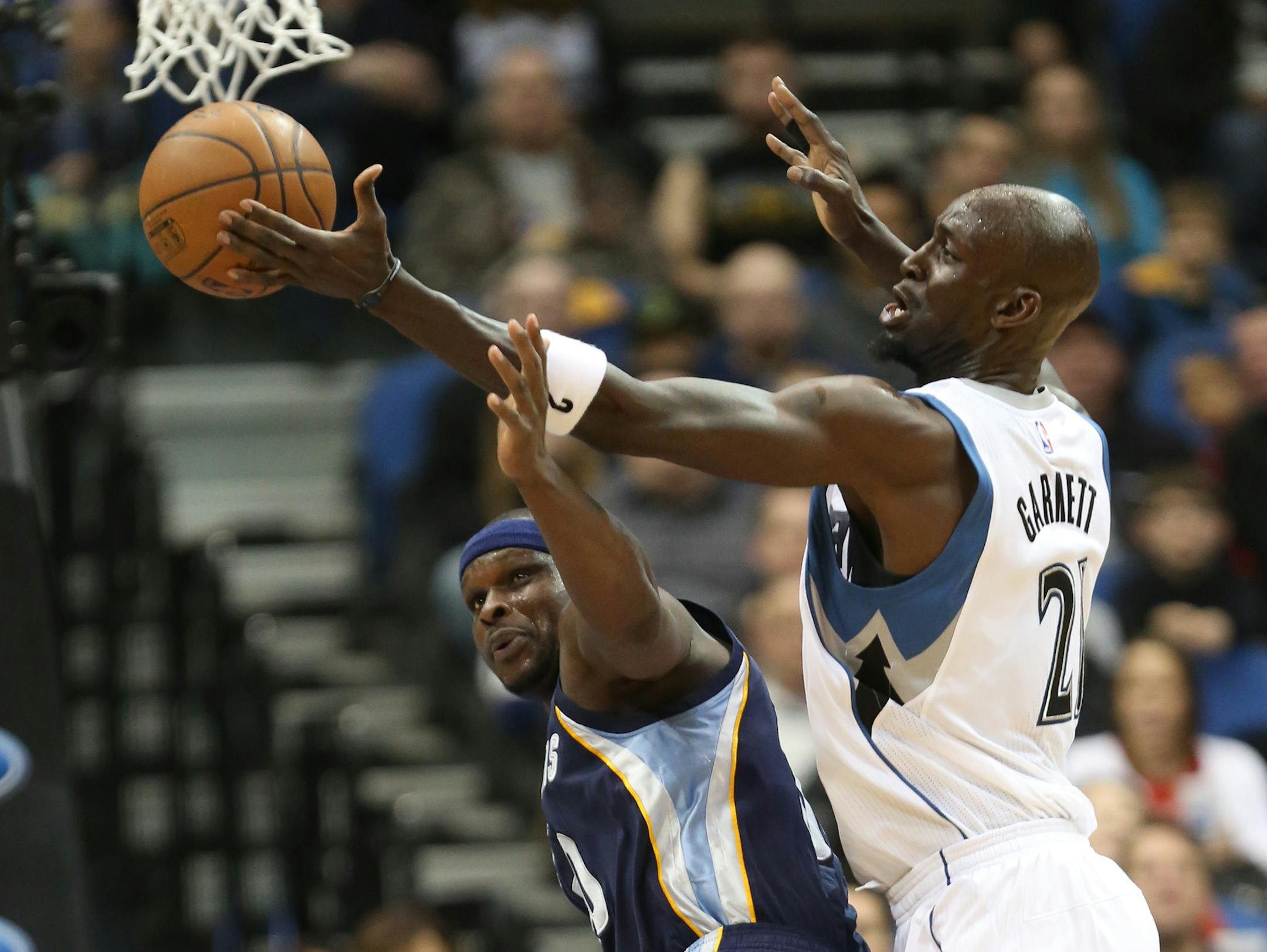Wolves Kevin Garnett knocked the ball out of the hands of Grizzlies Zach Randolph during the first half. ] (KYNDELL HARKNESS/STAR TRIBUNE) kyndell.harkness@startribune.com Wolves vs Grizzlies at the Target Center in Minneapolis, Min., Saturday, February 28, 2015.