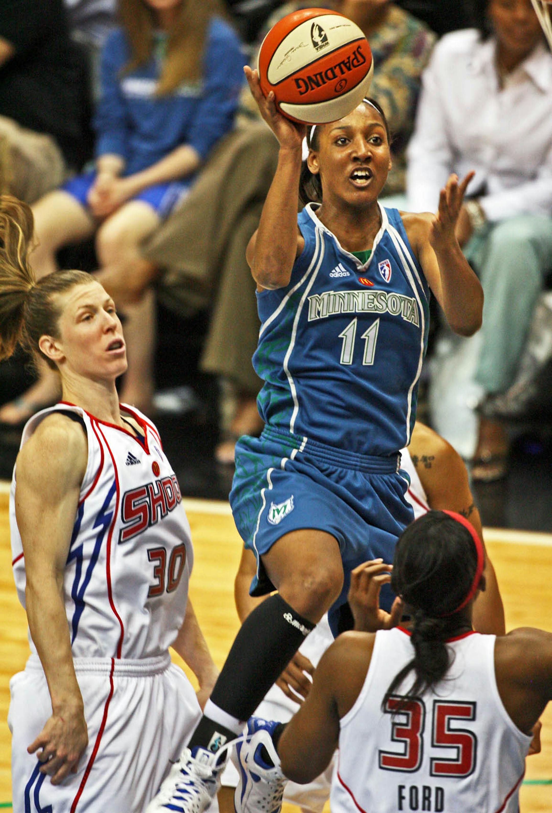 Candice Wiggins drove past Katie Smith and Cheryl Ford for a layup.