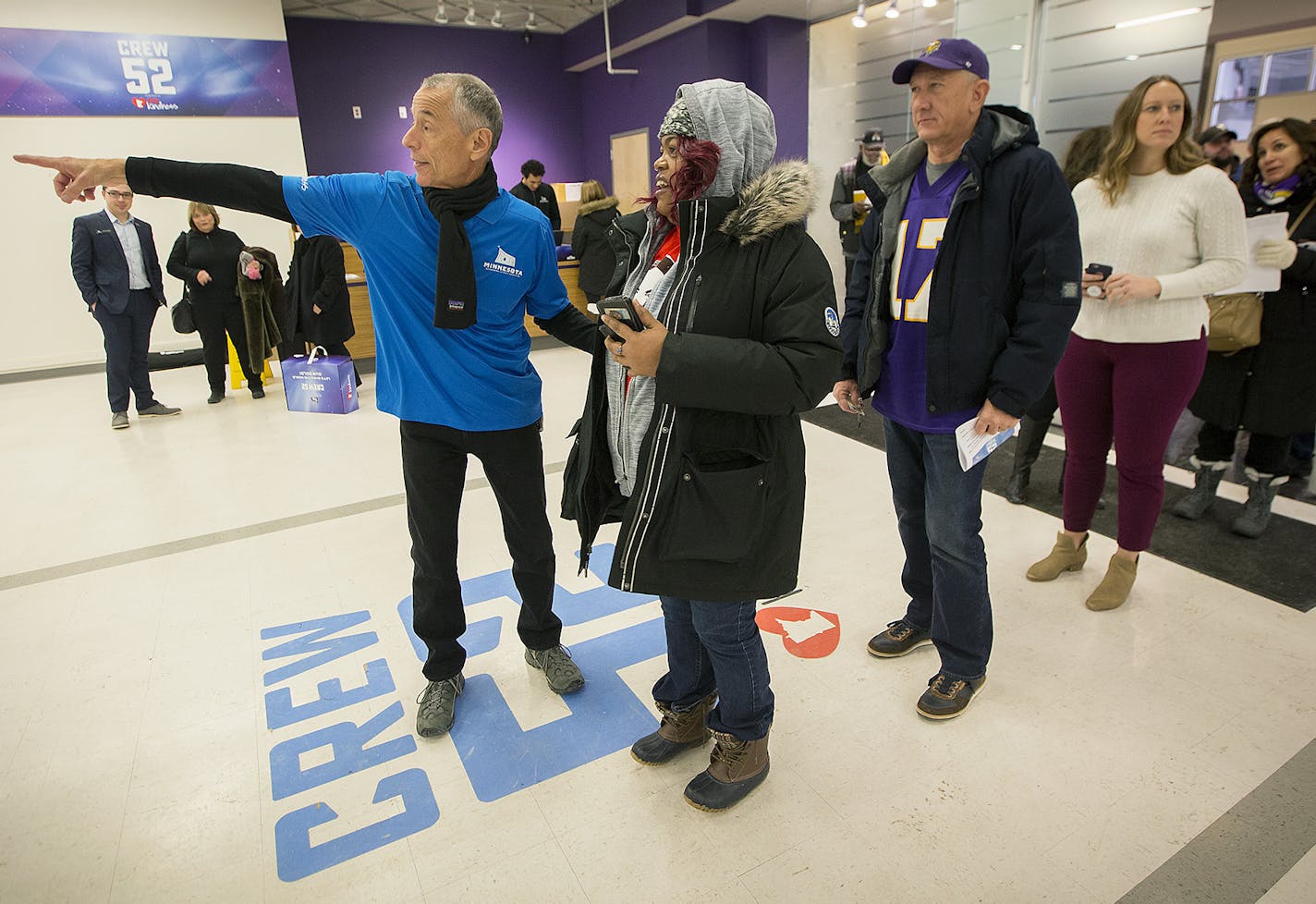 Pete DeRubeis guided other Super Bowl volunteers at an orientation session at their headquarters in downtown Minneapolis.