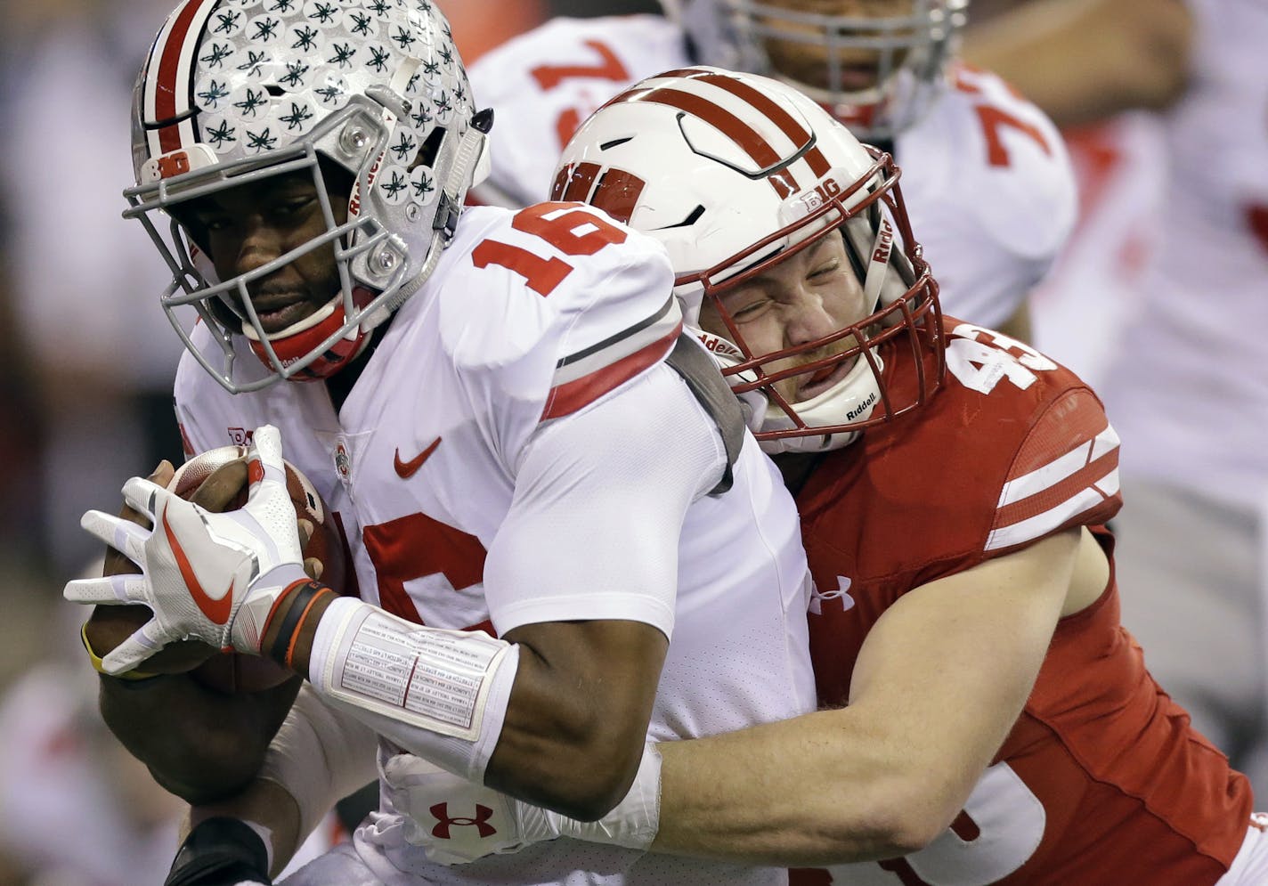 Wisconsin's Ryan Connelly, who played high school football at Eden Prairie, tackled Ohio State quarterback J.T. Barnett during the Big Ten championship game last season.