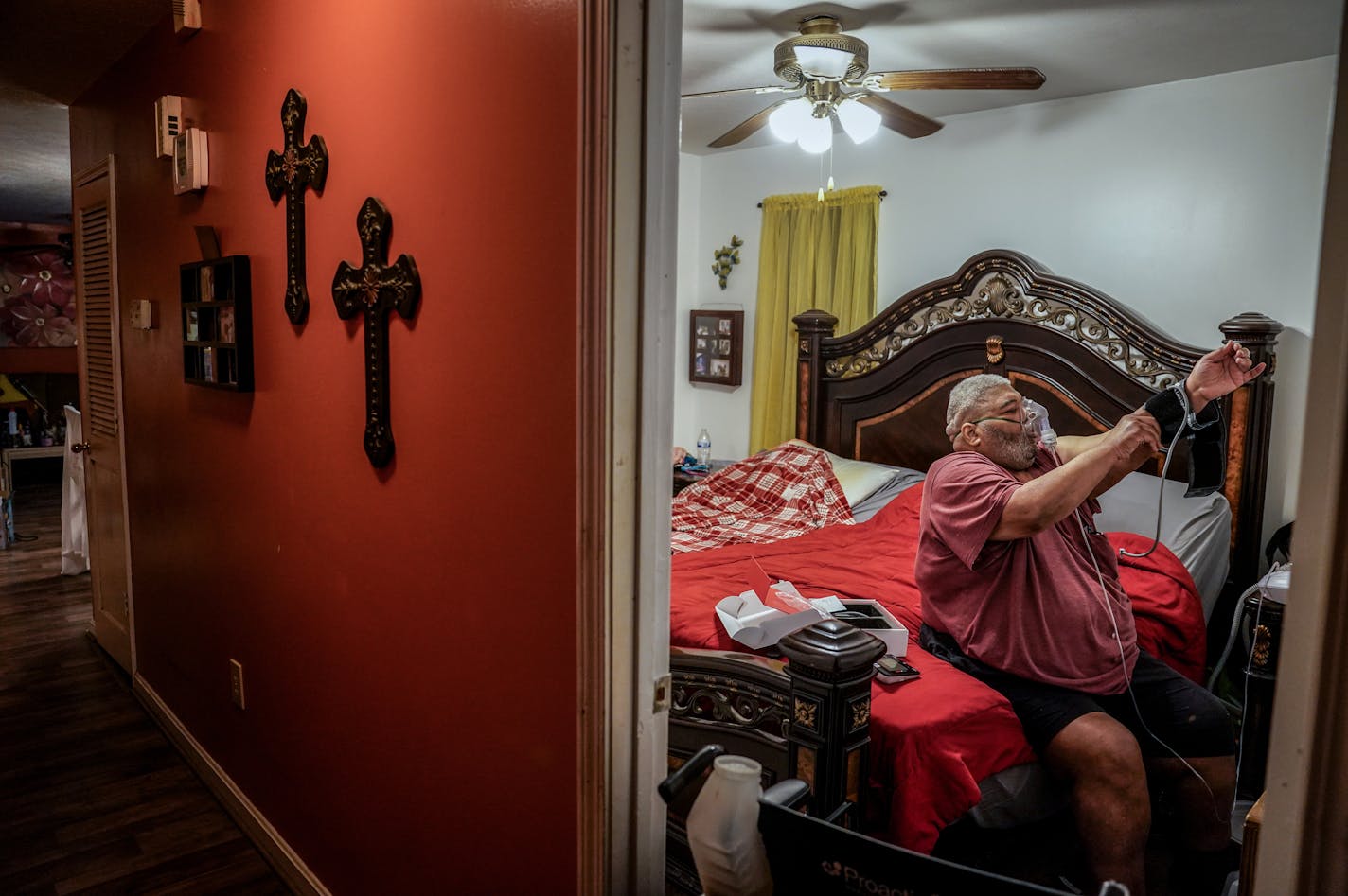 James "Big Ken" Manuel contends with chronic illnesses at his home in Louisville. MUST CREDIT: Washington Post photo by Jahi Chikwendiu