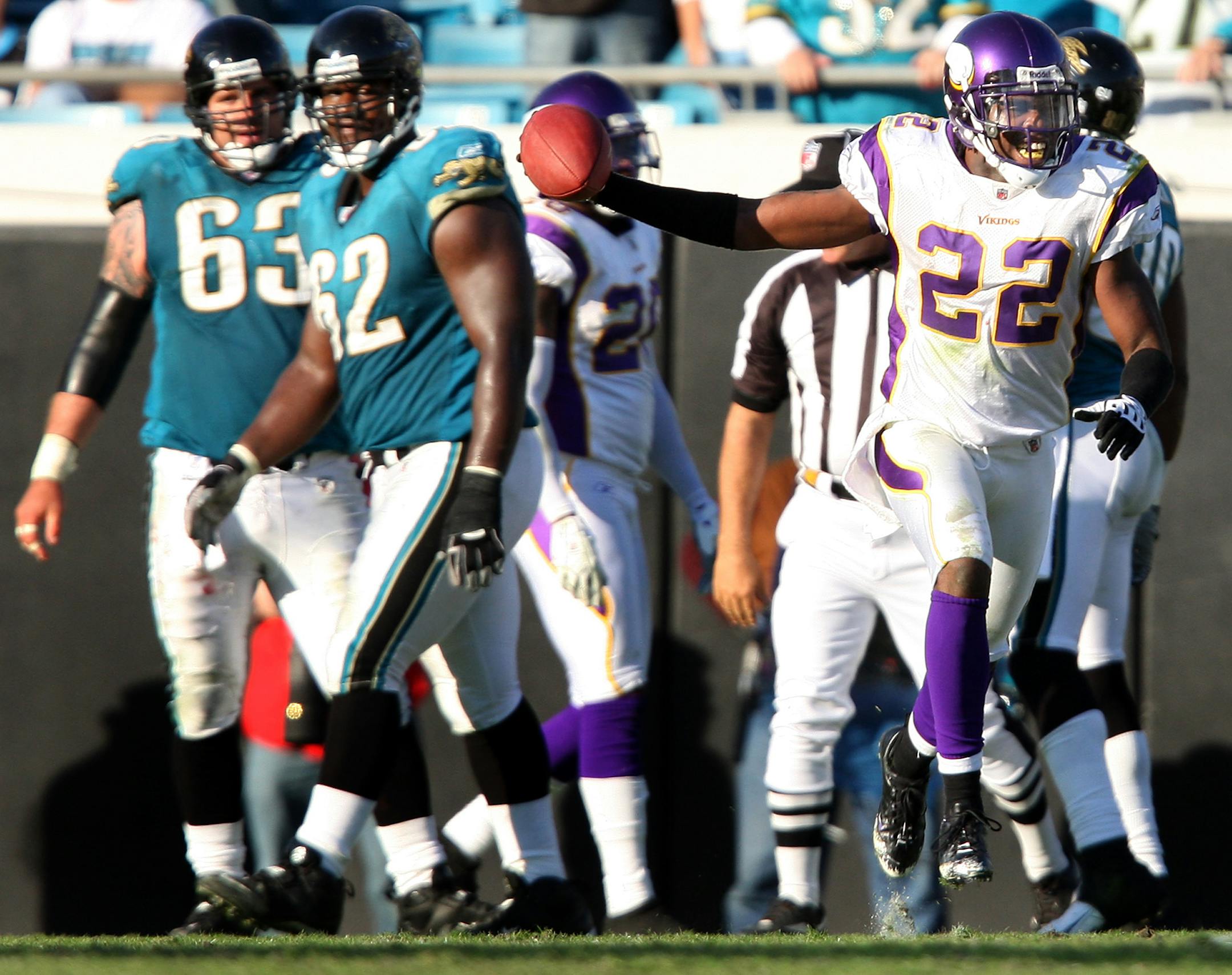 Benny Sapp (22) celebrated after an interception in the fourth quarter. Minnesota beat Jacksonville by a final score of 30-12.