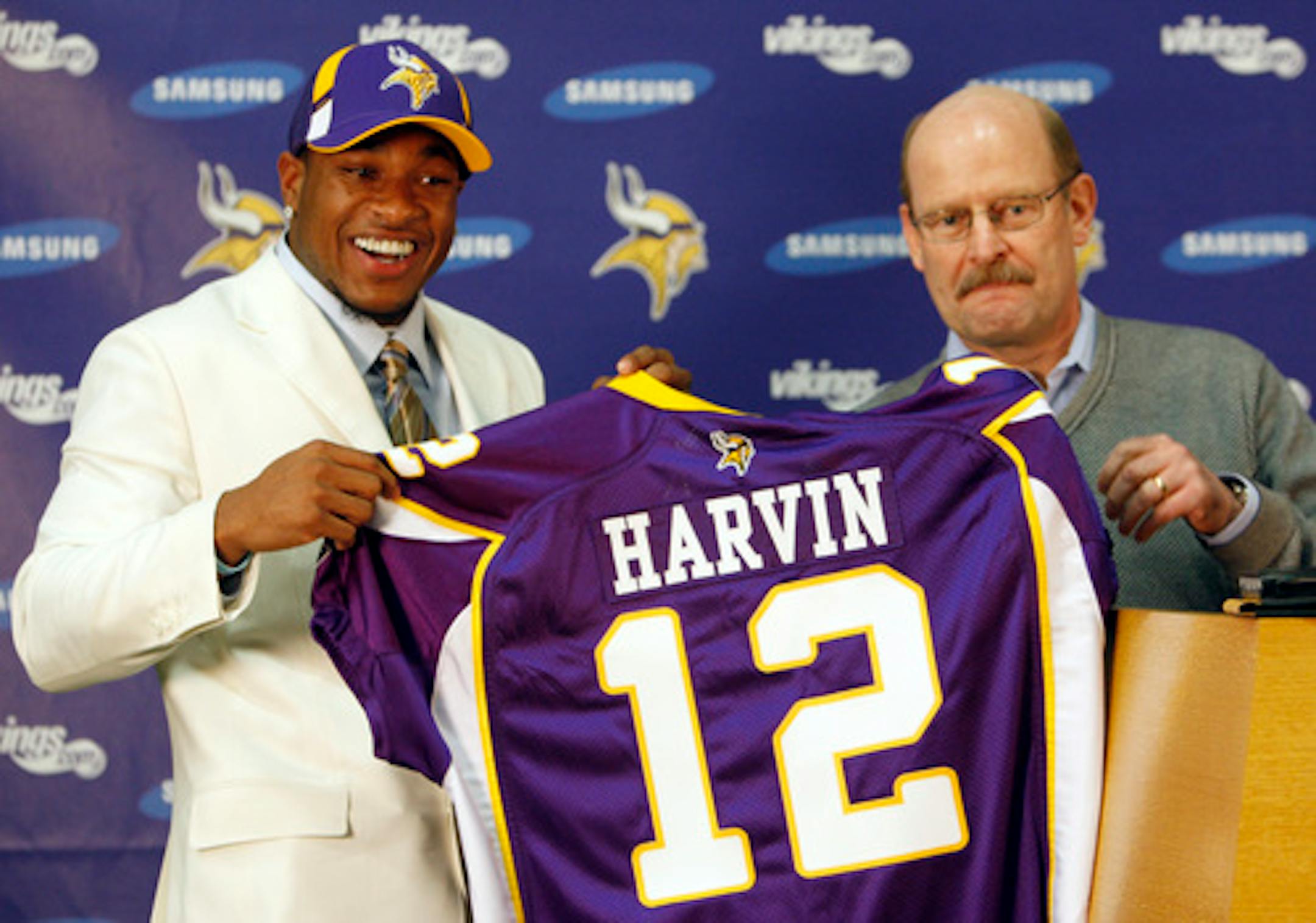 CARLOS GONZALEZ • cgonzalez@startribune.com  April 26, 2009 – Eden Prairie, MN – Minnesota Vikings – Winter Park – NFL -  The Vikings' first-round draft pick Percy Harvin from the University of Florida will be in for a press conference. ]  Minnesota Vikings head coach Brad Childress (right) and first round draft pick Percy Harvin (left) posed for pictures on Sunday afternoon.