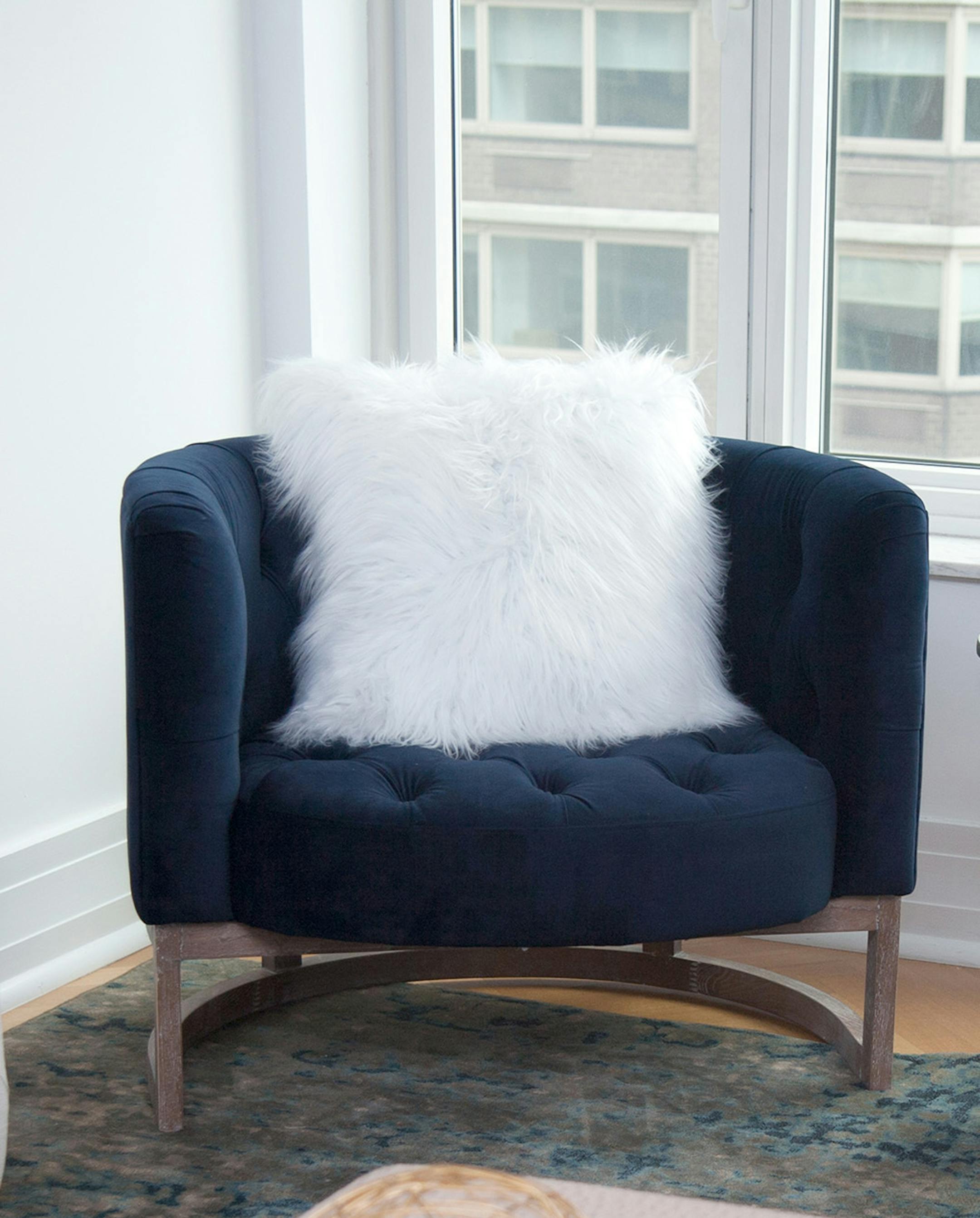 Rich, navy blue tufted chairs serve as the perfect accent in a living room nook. (Hannah Rokes/Design Recipes) ORG XMIT: 1211003