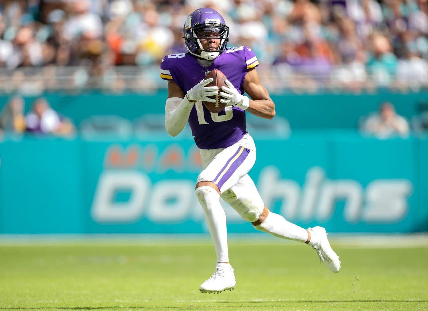 Justin Jefferson (18) of the Minnesota Vikings makes a 47-yard catch in the third quarter Sunday, October 16, 2022, at Hard Rock Stadium in Miami Gardens, FL. ] CARLOS GONZALEZ • carlos.gonzalez@startribune.com.