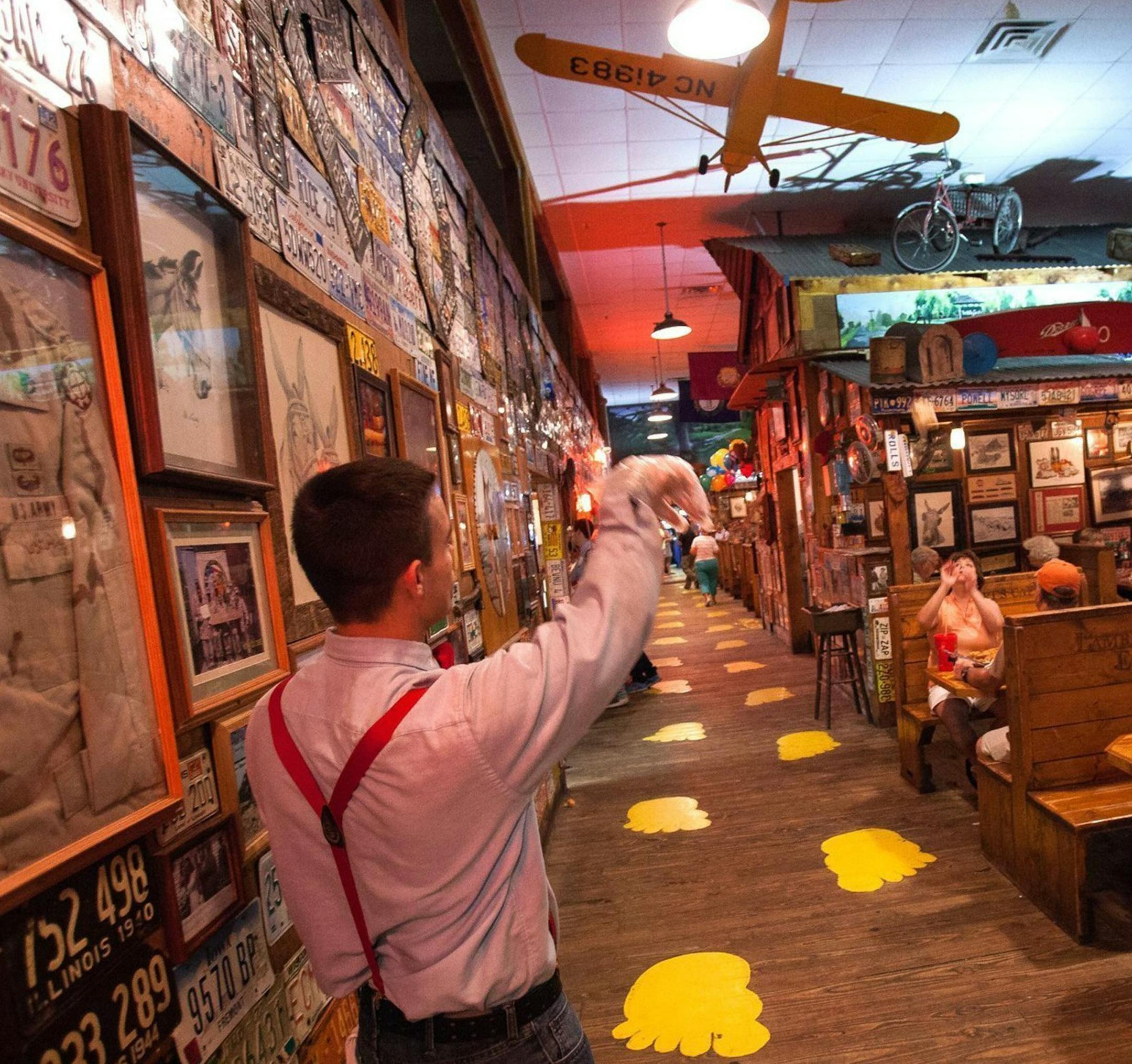 Lambert's Cafe in Sikeston, Mo., is famous for its "throwed rolls." (Brian Sirimaturos/St. Louis Post-Dispatch/MCT) ORG XMIT: 1157772