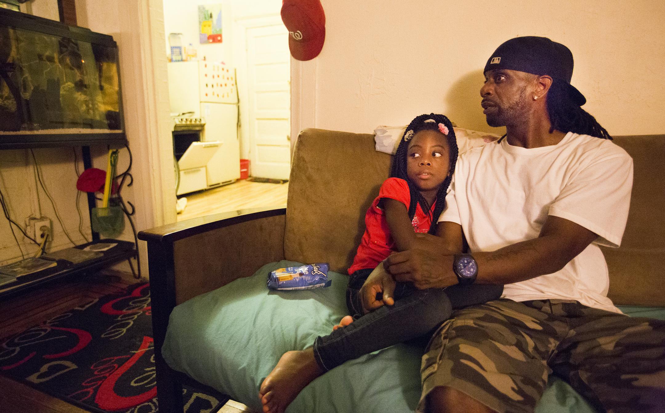 Eric Dabdee, with his daughter Aricka, 8, says he's not sure where he's going to live after being kicked out of his apartment at the end of the month. ] (Leila Navidi/Star Tribune) leila.navidi@startribune.com BACKGROUND INFORMATION: The Park Laurel apartment buildings seen on Thursday, September 15, 2016. Tenants in one of downtown's last vintage, affordable buildings are being evicted to make way for an upgrade. A Chicago-based company has applied unusual pressure on tenants to leave, includin