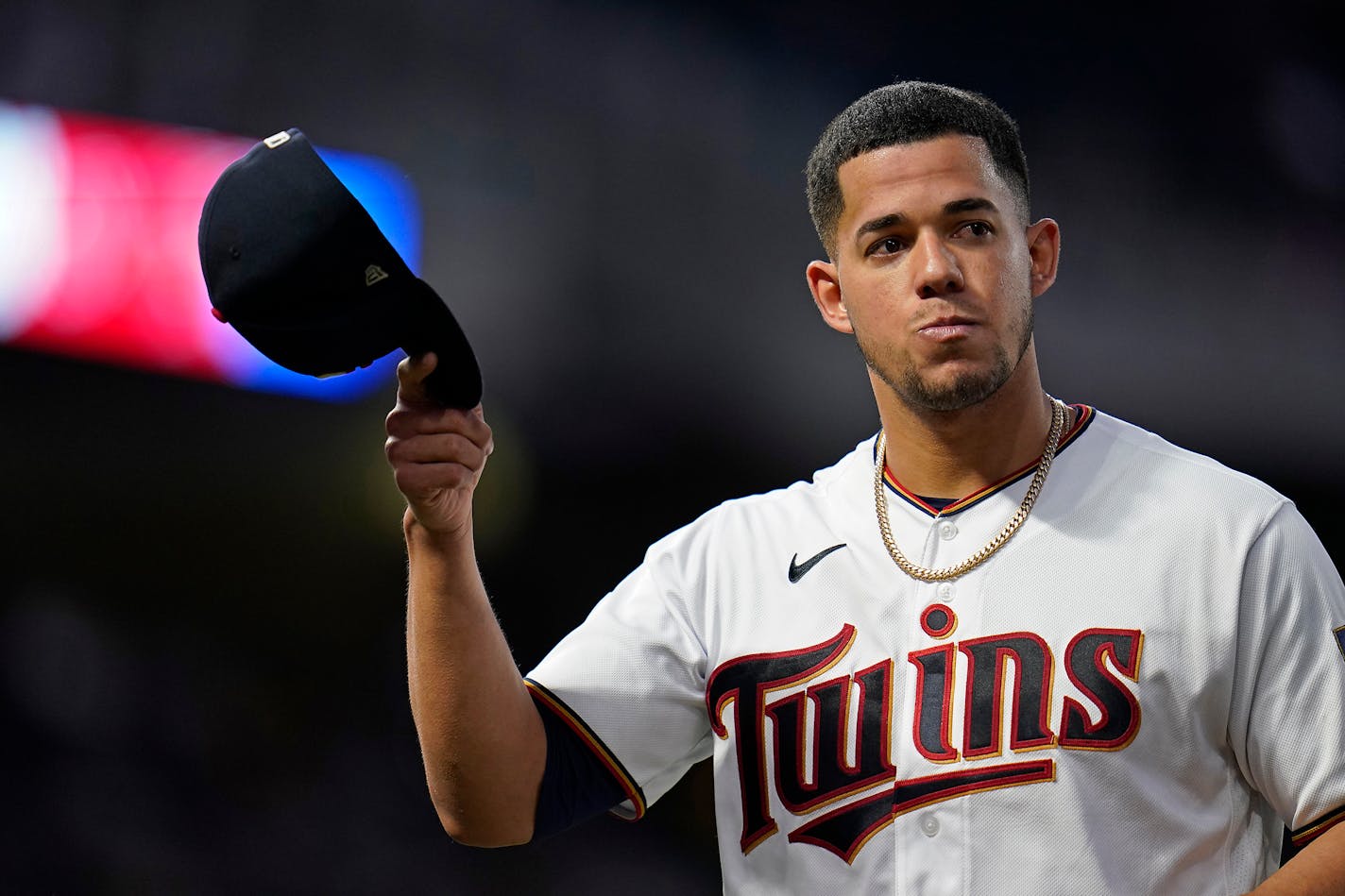 Minnesota Twins starting pitcher Jose Berrios (17) tipped his hat to the fans after being taken out of the game in the seventh inning. ] LEILA NAVIDI • leila.navidi@startribune.com