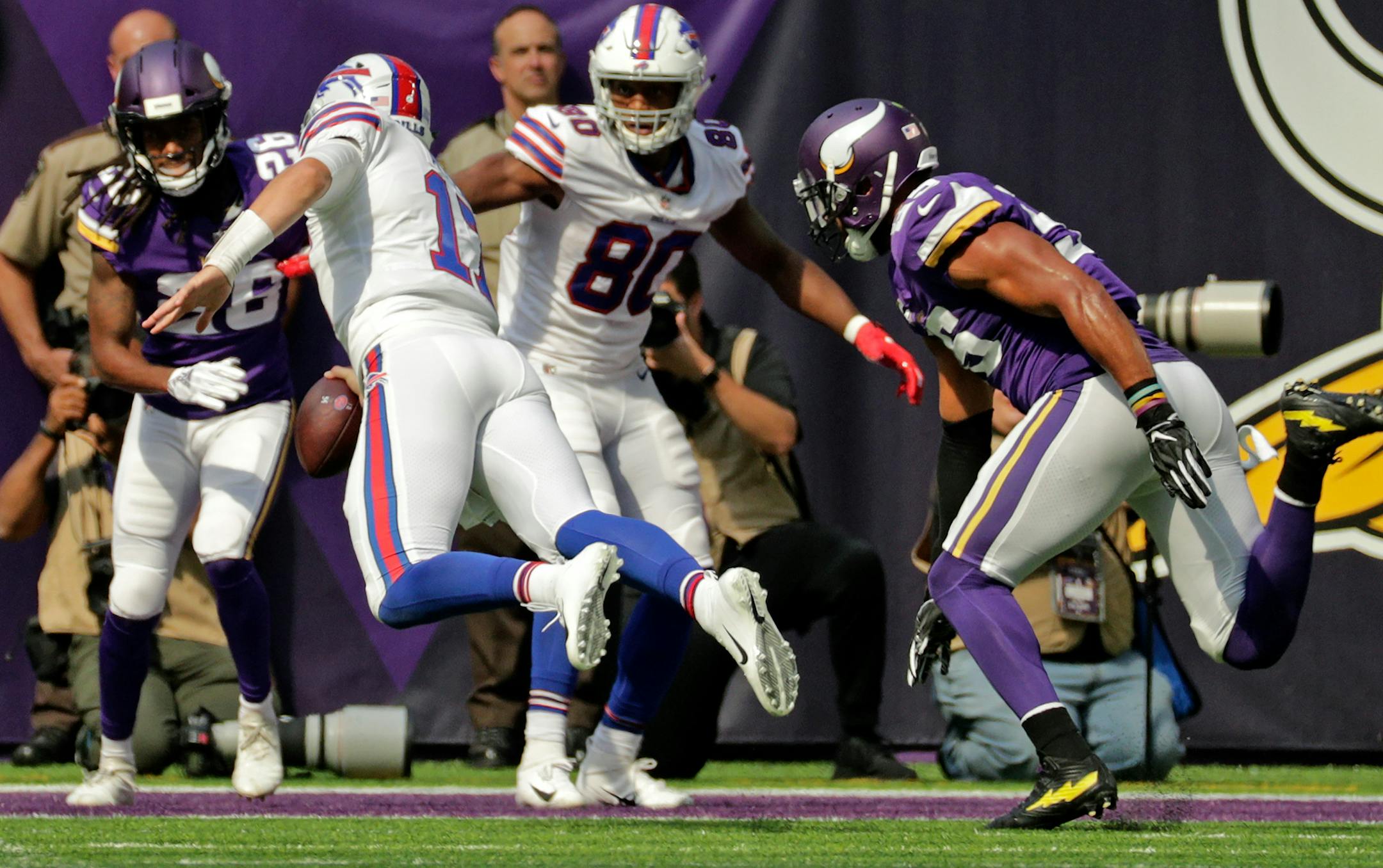 Bills quarterback Josh Allen runs away from Anthony Barr and dives into the endzone for the TD in the 1st quarter. ] Minnesota Vikings -vs- Buffalo Bills, U.S. Bank Stadium.
BRIAN PETERSON ï brian.peterson@startribune.com
Minneapolis, MN 09/23/2018