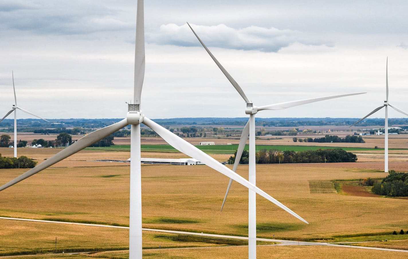 Vestas wind turbines at Black Oak Wind. ] GLEN STUBBE &#x2022; glen.stubbe@startribune.com Thursday, October 6, 2017 Maintenance on Vestas wind turbines in Sauk Centre, MN at Black Oak Wind, LLC owned operated by Sempra Renewables.