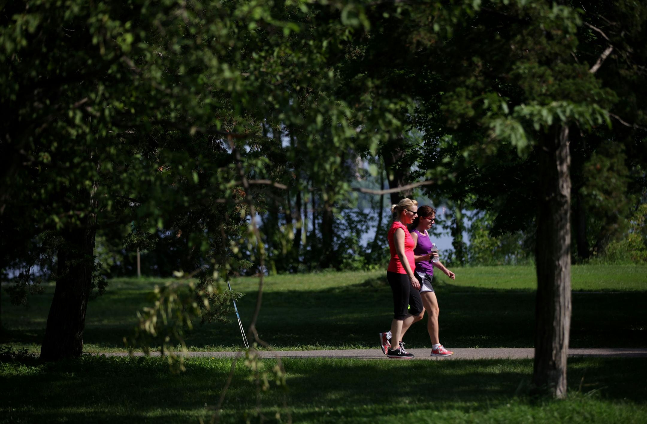 Despite the rising heat, bikers, runners, and walkers still enjoyed the Lake Calhoun trails on Monday morning.] MONICA HERNDON monica.herndon@startribune.com Minneapolis, MN 07/21/14