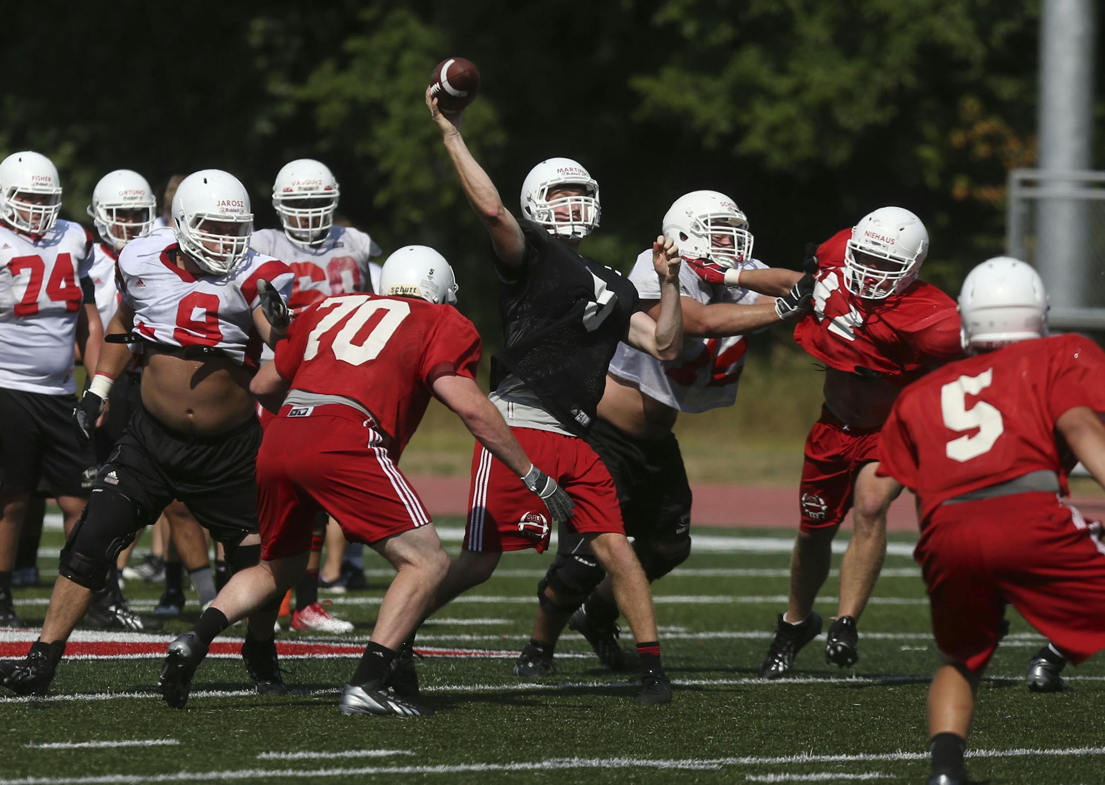 Quarterback Nick Martin made a pass during practice at St John's University in Collegeville Min., Wednesday, August 21, 2013. ] (KYNDELL HARKNESS/STAR TRIBUNE) kyndell.harkness@startribune.com