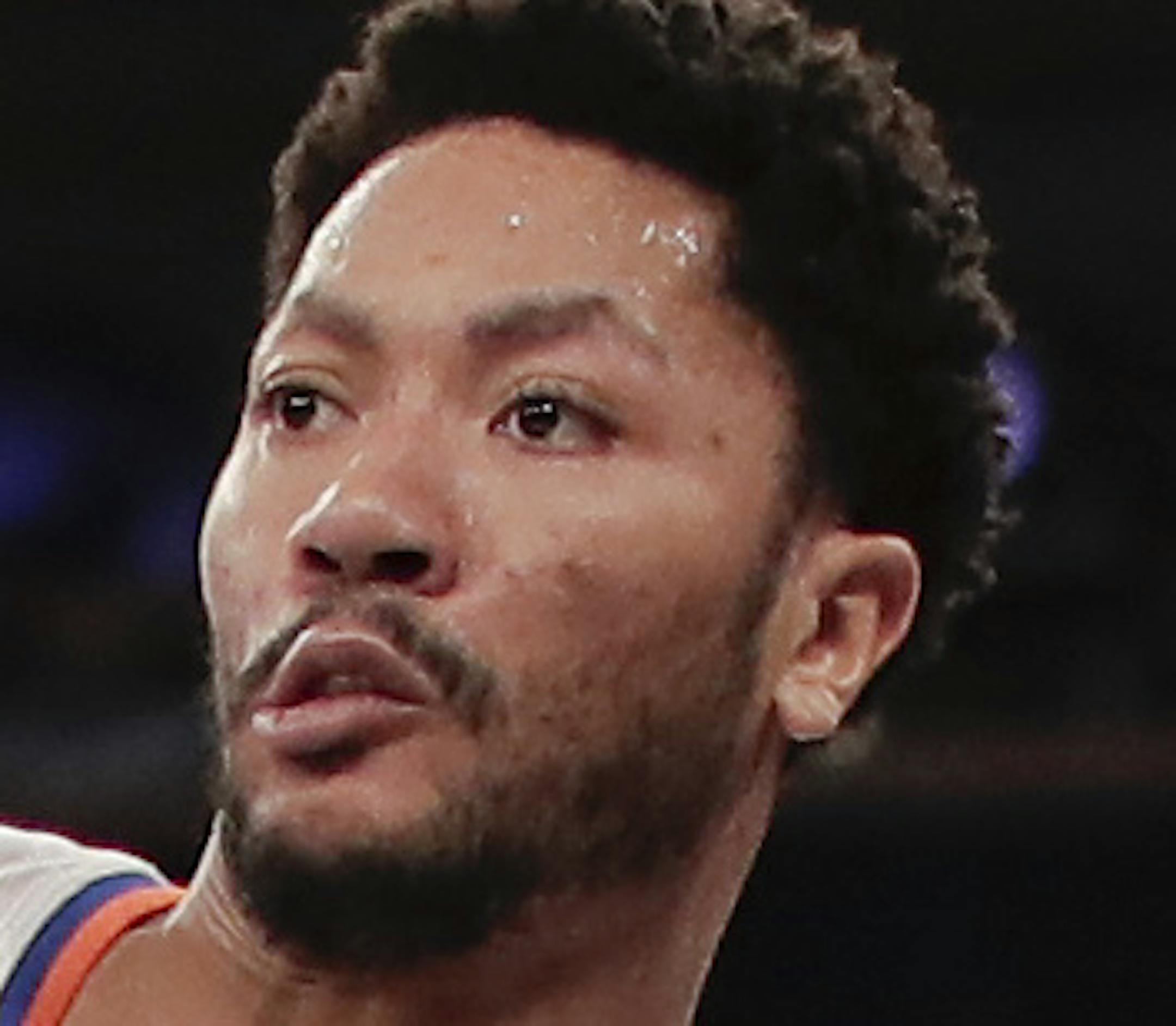 New York Knicks guard Derrick Rose (25) makes an off-balance pass against Charlotte Hornets forward Michael Kidd-Gilchrist (14) during the third quarter of an NBA basketball game, Friday, Jan. 27, 2017, in New York. The Knicks won 110-107. (AP Photo/Julie Jacobson) ORG XMIT: MSG109