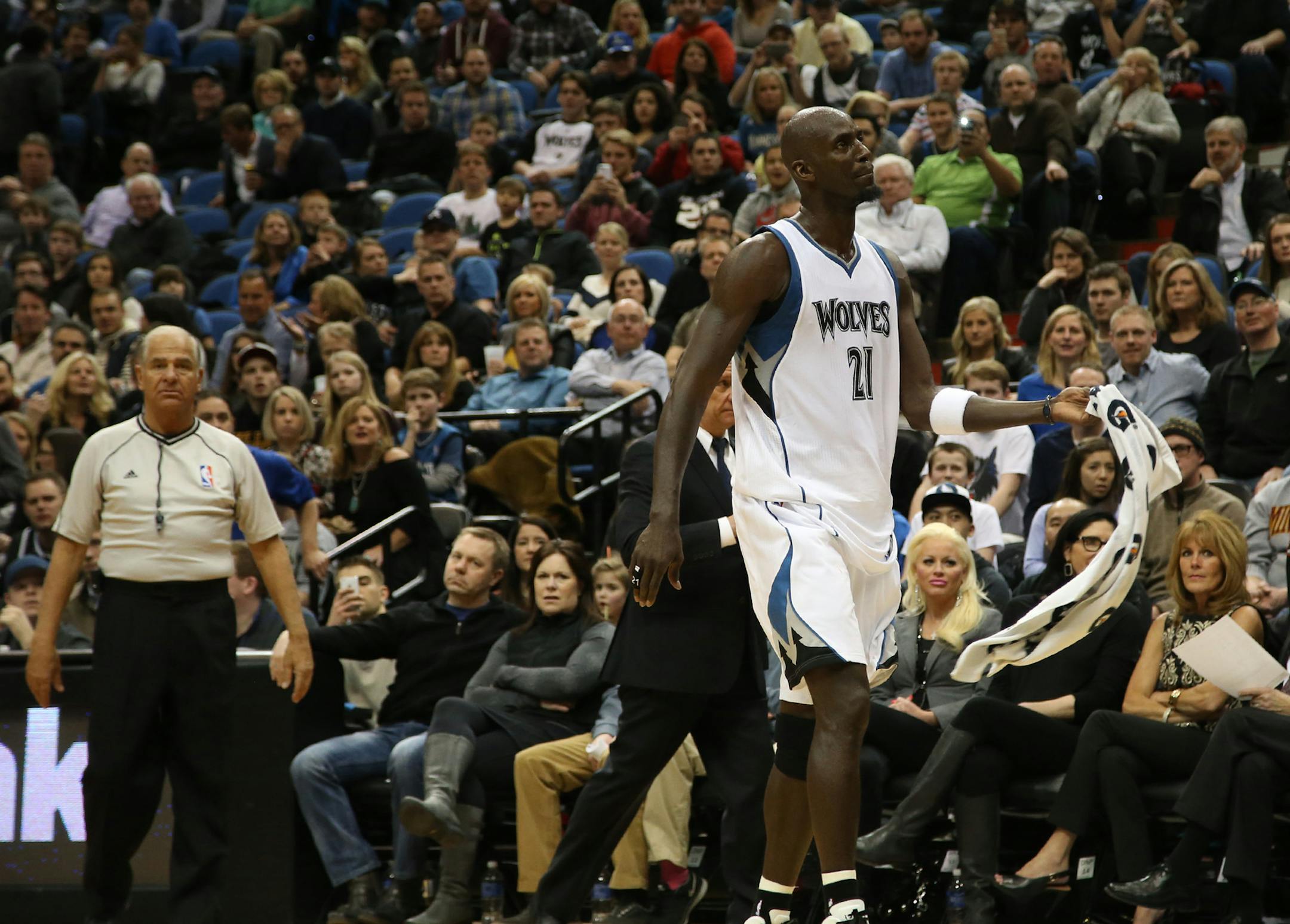 Wolves Kevin Garnett walked off the floor after receiving his second technical of the game and he was ejected. ] (KYNDELL HARKNESS/STAR TRIBUNE) kyndell.harkness@startribune.com Wolves vs Grizzlies at the Target Center in Minneapolis, Min., Saturday, February 28, 2015. Grizzlies won 101-97 over the Wolves.