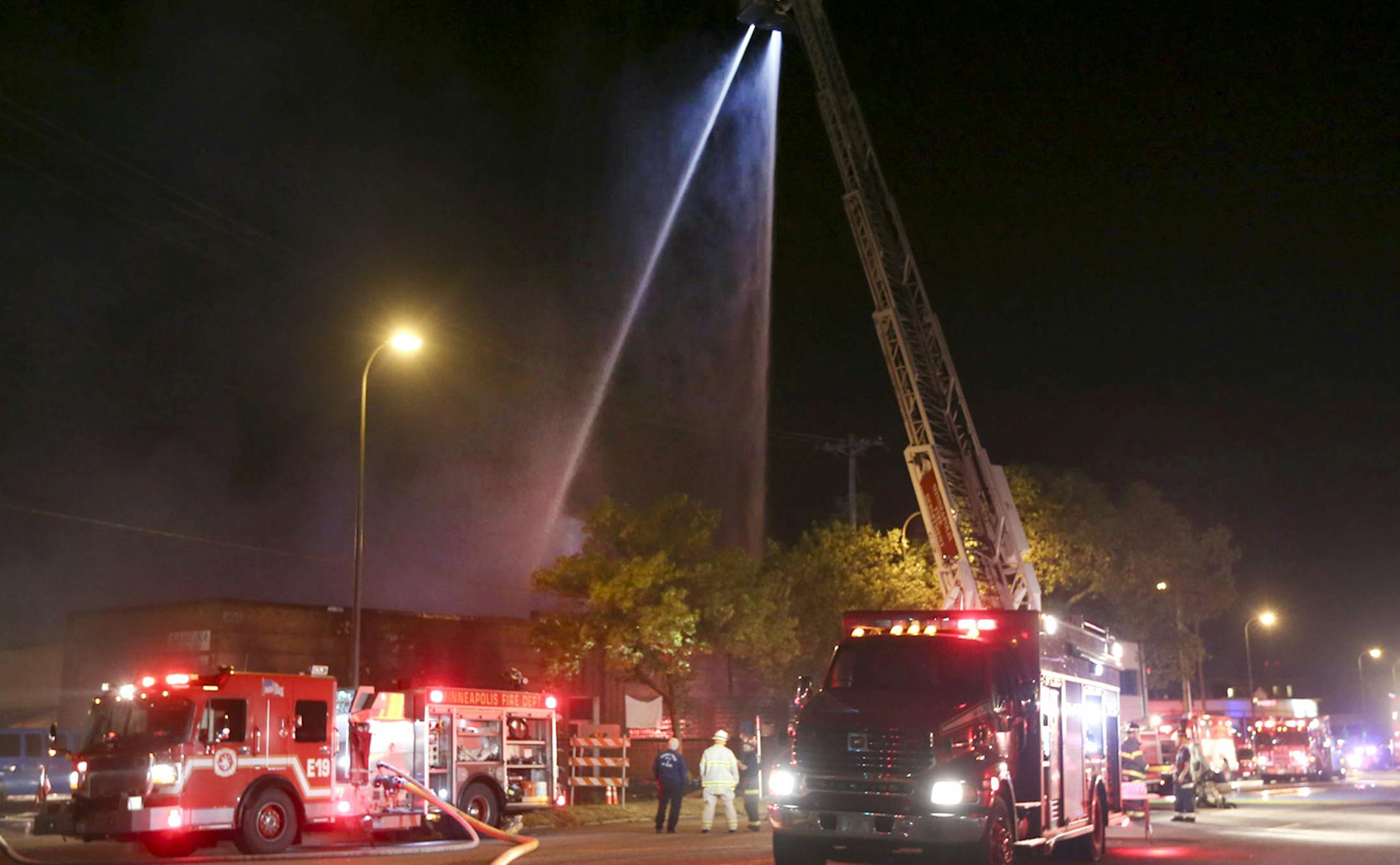 Firefighters worked on controlling a fire on the 2800 block of University Ave. in Minneapolis, Min., Thursday, August 1, 2013. ] (KYNDELL HARKNESS/STAR TRIBUNE) kyndell.harkness@startribune.com ORG XMIT: MIN1308010343465245