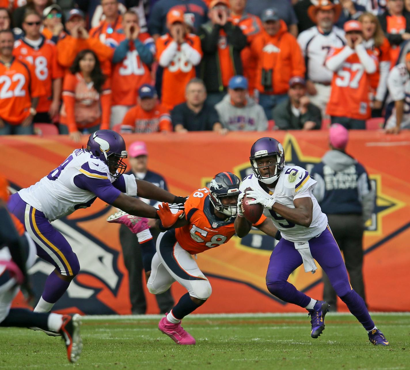 Vikings quarterback Teddy Bridgewater scrambles for a 10 yard gain and the first down on the final drive of the game. ] Minnesota Vikings vs Denver Broncos, Sports Authority Field at Mile High Stadium. Brian.Peterson@startribune.com Denver, CO - 10/04/2015