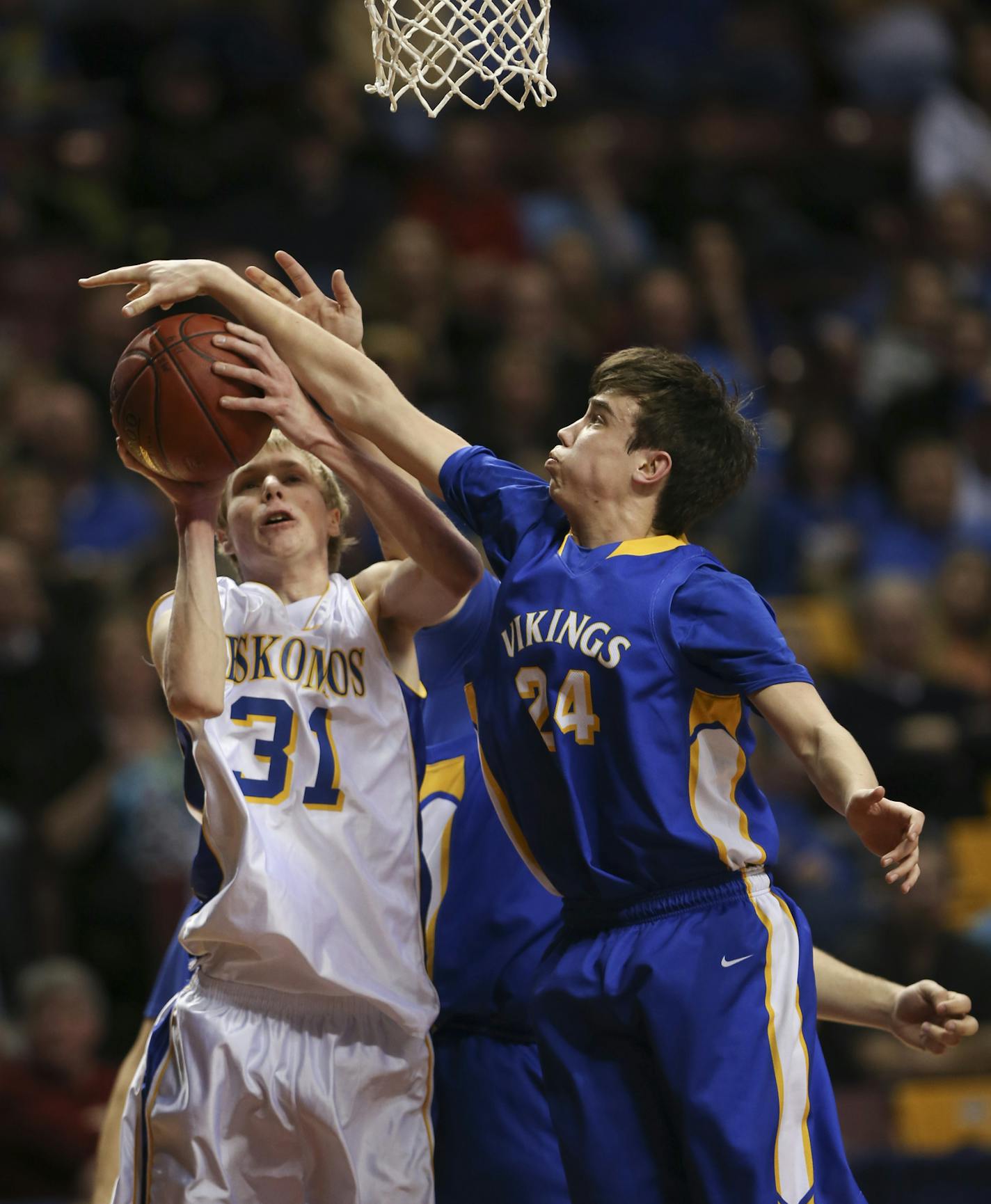 Esko and Hayfield met in a Class 2A Boys' Basketball State Tournament quarterfinal game Wednesday night, March 20, 2013 at Williams Arena in Minneapolis. The Eskomos' Kory Deadrick, who had 25 first half points, was fouled shooting by Hayfield's Jeremy Stuart in the first half. ] JEFF WHEELER &#x201a;&#xc4;&#xa2; jeff.wheeler@startribune.com