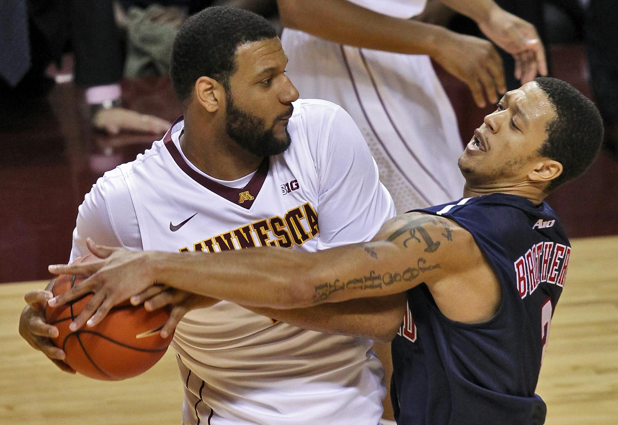 Richmond's Darien Brothers, left, attempted to knock the ball away from Maurice Walker.