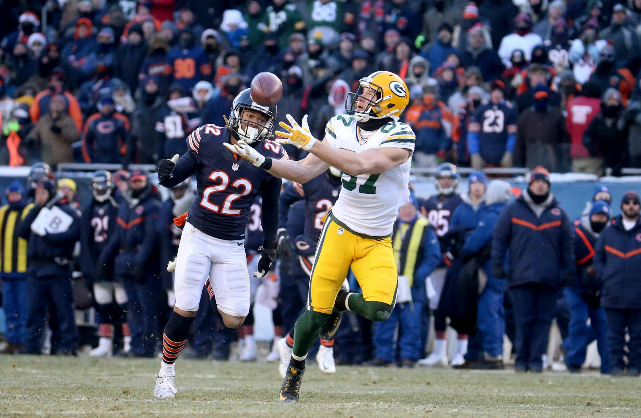 Packers wide receiver Jordy Nelson (87) made a 60-yard reception to set up the game-winning field goal ahead of Bears cornerback Cre'von LeBlanc (22) in the fourth quarter Sunday.