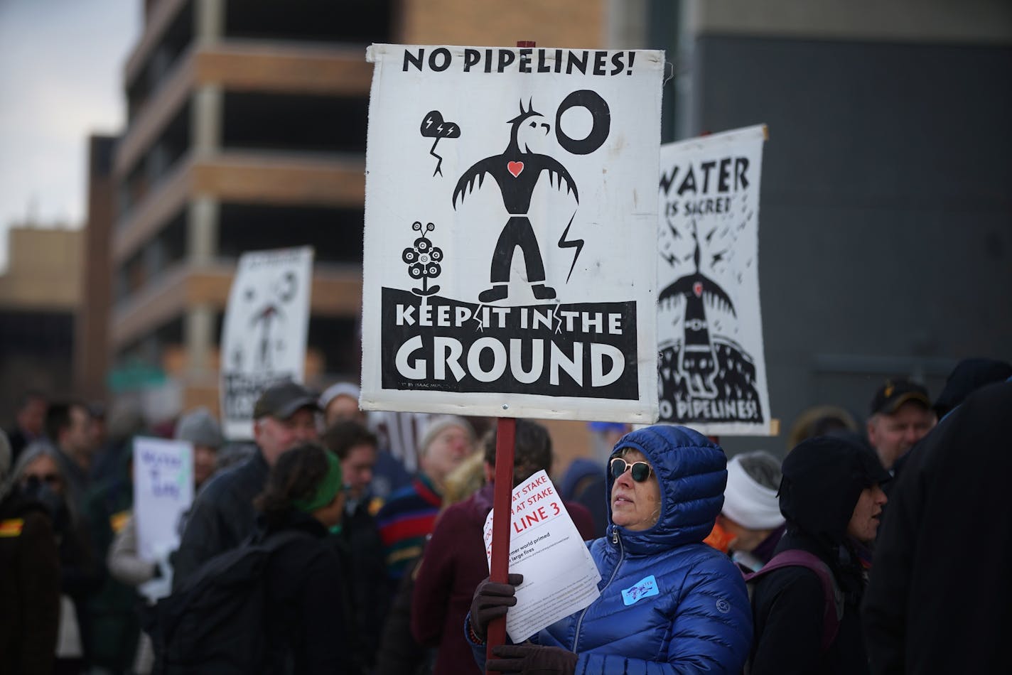 Both opponents and supporters of Line 3 lined up before the doors opened to the Senate Building last fall, where the Public Utilities Commission was to consider stipulations to its June approval for Enbridge's Line 3 pipeline. A Minnesota appelate court on Monday reversed an envrionmenmental impact statement approved by the PUC on LIne 3.
(Staff photo: Richard Tsong-Taatarii Richard.Tsong-Taatarii@startribune.com) ORG XMIT: MIN1811191232488441