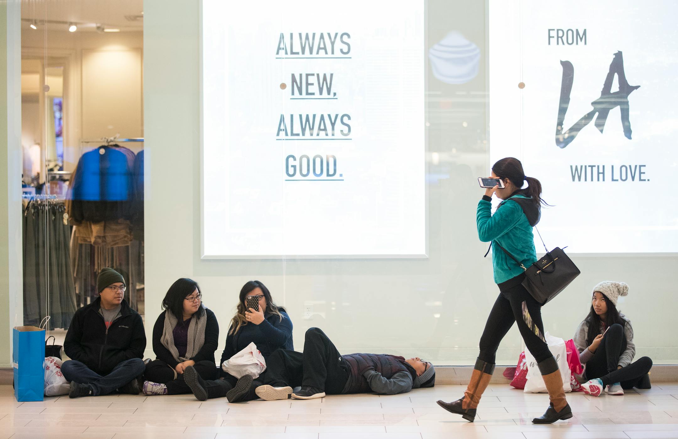 Shoppers rest near the Forever 21 store in Mall of America on Black Friday. ] (Leila Navidi/Star Tribune) leila.navidi@startribune.com