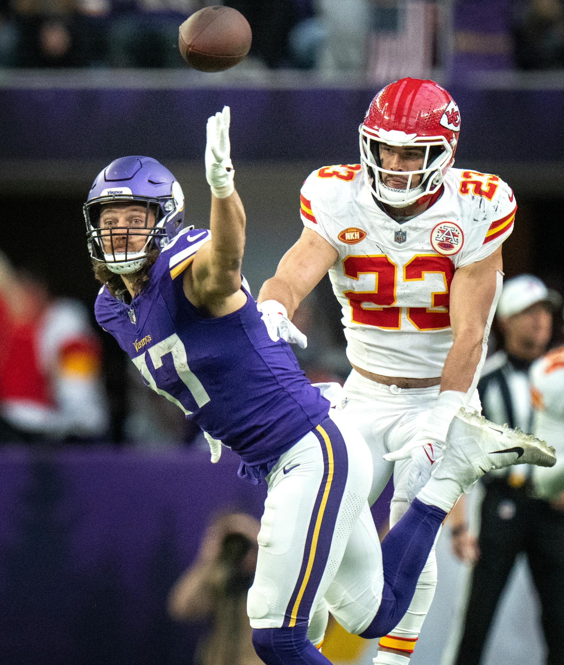 Minnesota Vikings tight end T.J. Hockenson (87) reached for a pass thrown just over his head in the third quarter. Kansas City Chiefs linebacker Drue Tranquill (23) was covering on the play.