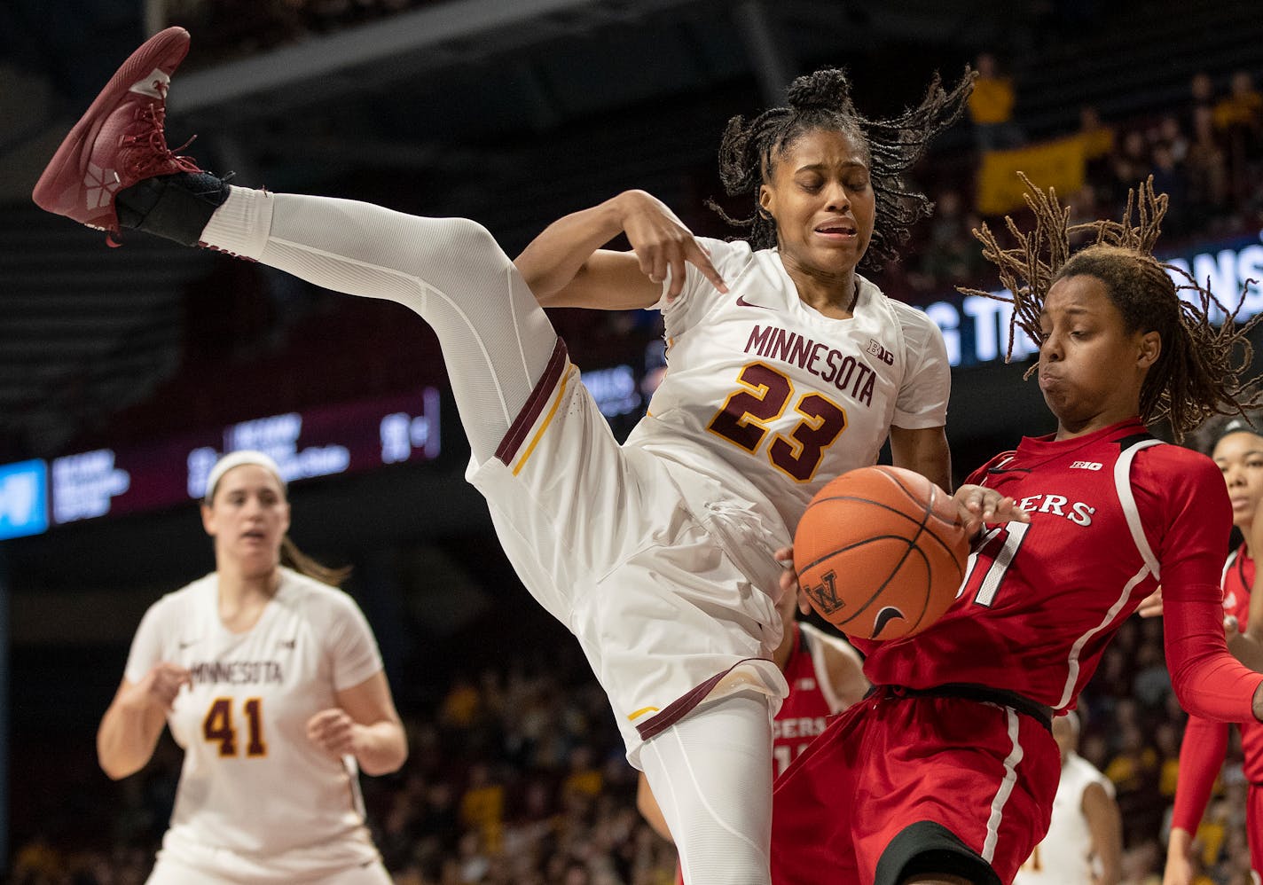 Gophers guard Kenisha Bell (23) and Rutgers' Tekia Mack (31) fought for a loose ball in the second quarter Sunday. ] CARLOS GONZALEZ • cgonzalez@startribune.com – Minneapolis, MN – February 3, 2019, Williams Arena, NCAA Women's Basketball, University of Minnesota Gophers vs. Rutgers