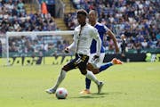 Everton’s Demarai Gray, left, challenged for the ball with Leicester’s Youri Tielemans during the English Premier League match Sunday.