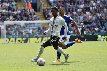 Everton’s Demarai Gray, left, challenged for the ball with Leicester’s Youri Tielemans during the English Premier League match Sunday.