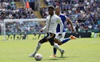 Everton’s Demarai Gray, left, challenged for the ball with Leicester’s Youri Tielemans during the English Premier League match Sunday.