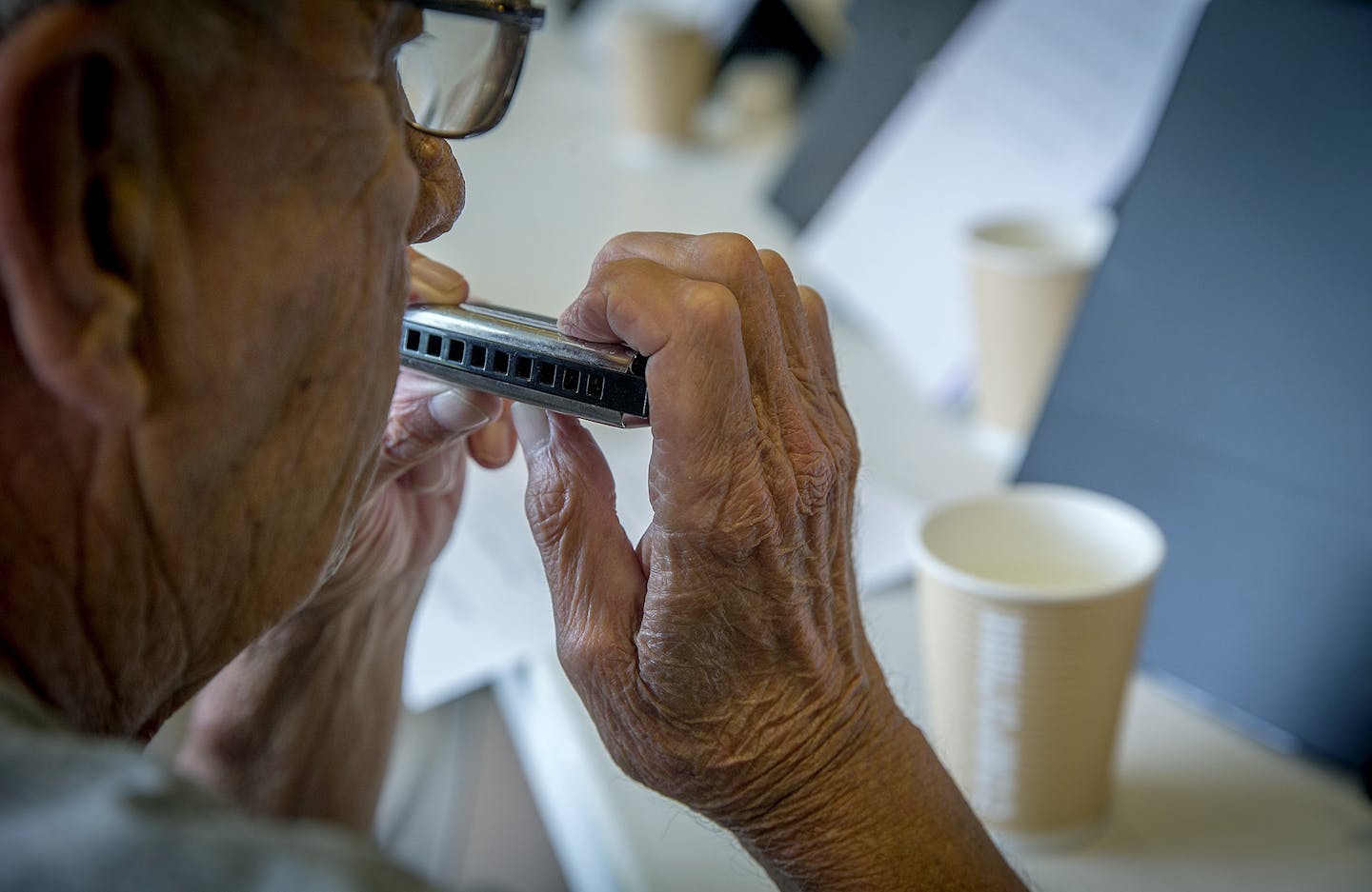 Leland Flanders waited for his cue to play the harmonica during a concert at Methodist Hospital, Thursday, June 28, 2018 in St. Louis Park, MN. Leland and other patients with COPD or other breathing-related disorders have been prescribed harmonicas, which they use for fun, but also to augment their usual pulmonary rehab drills and exercises. ] ELIZABETH FLORES &#xef; liz.flores@startribune.com