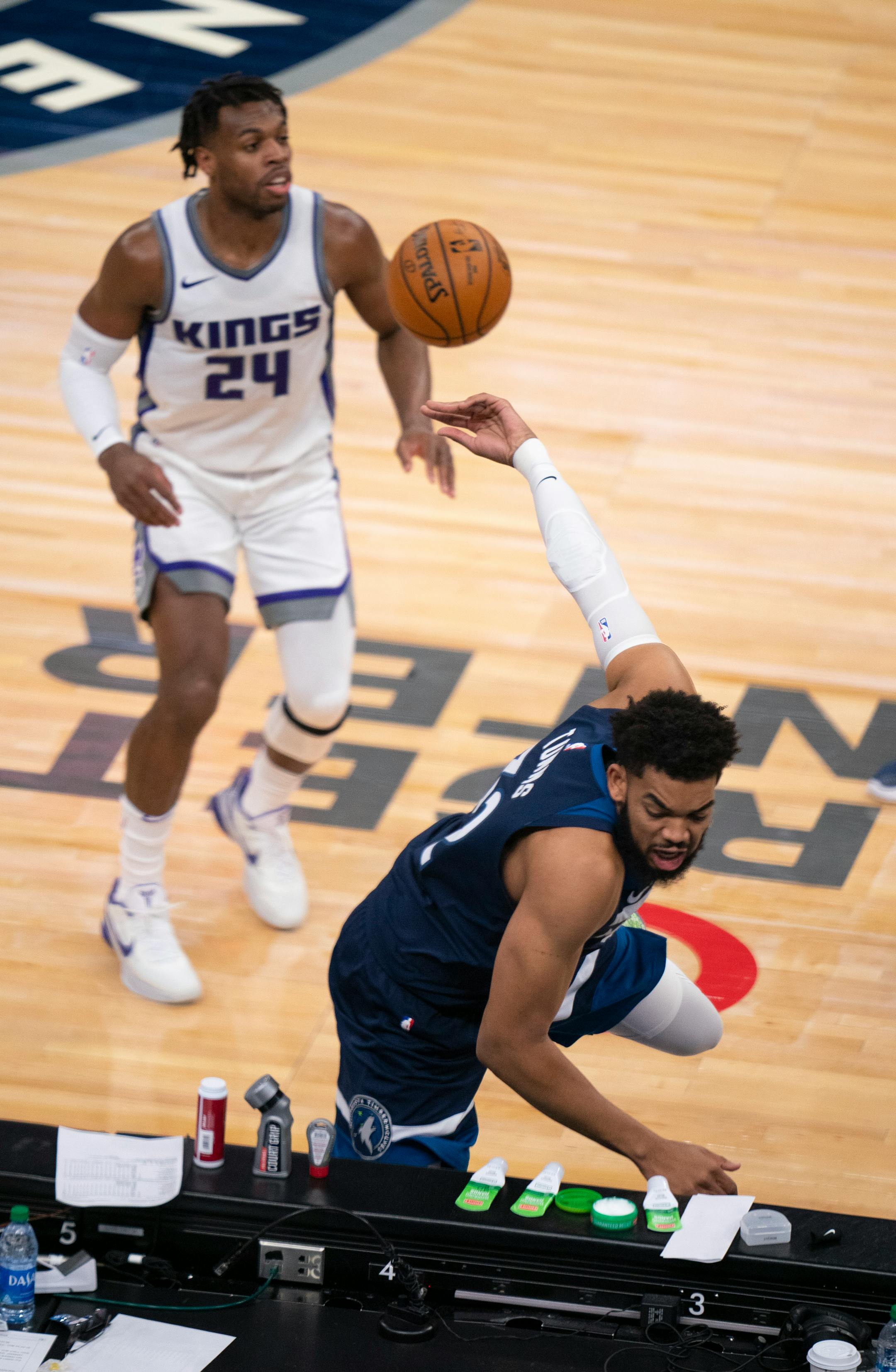 Minnesota Timberwolves center Karl-Anthony Towns (32) tried to save a ball heading out of bounds in the second quarter.