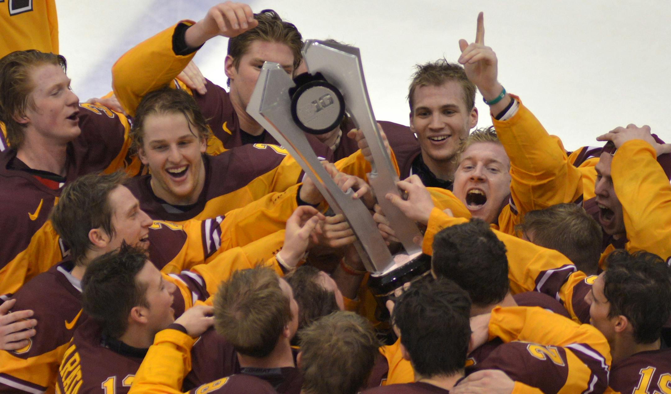 Minnesota teammates hoist their Big Ten Championship trophy over their heads following their 6-2 victory over Penn State names the Gophers to 2015 Big Ten champions. ] (SPECIAL TO THE STAR TRIBUNE/BRE McGEE) **