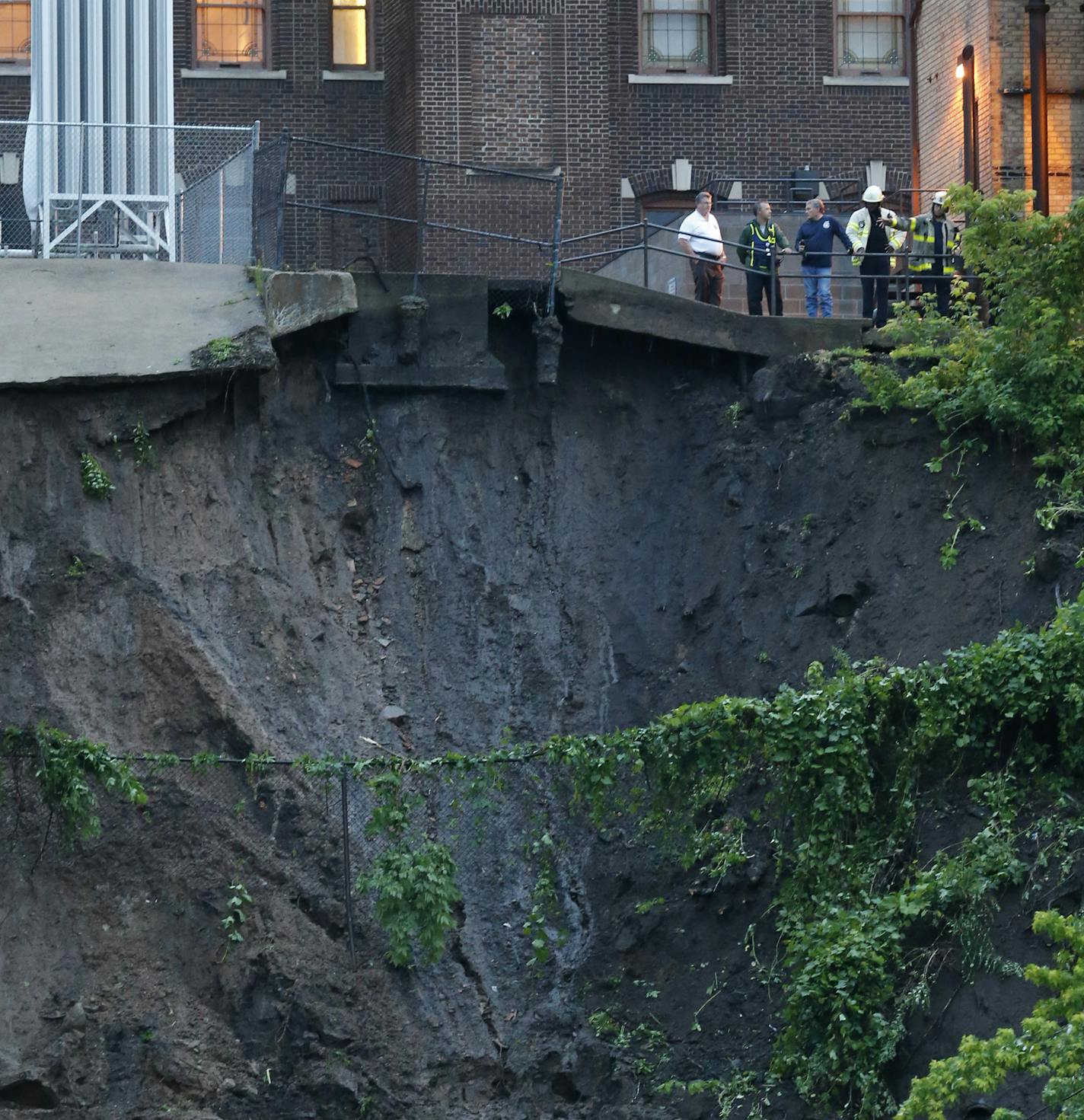 A mudslide on West River Road threatens the Fairview Hospital on the West Bank.] rtsong-taatarii@startribune.com ORG XMIT: MIN1406192140561398