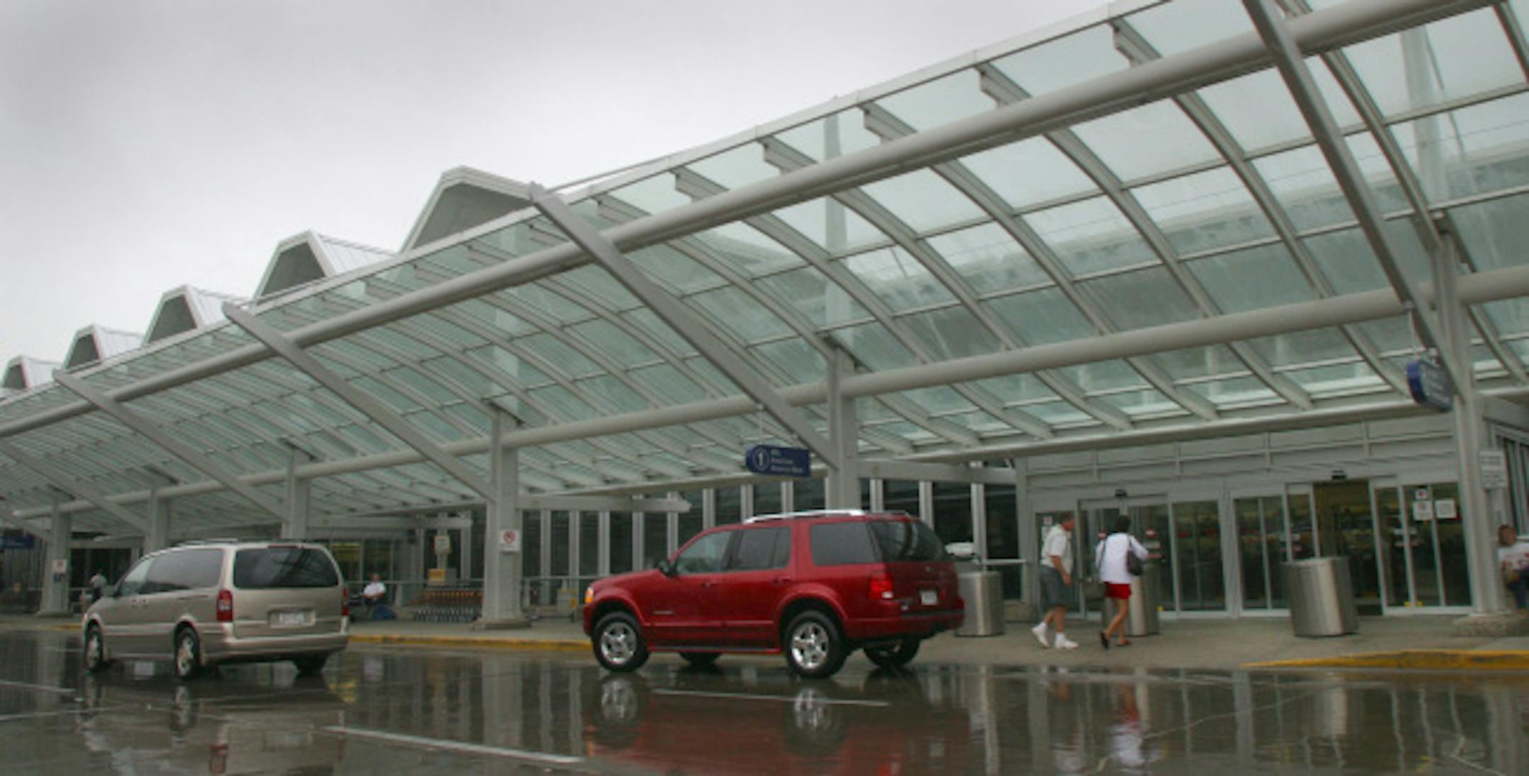 Bruce Bisping/Star Tribune. Bloomington, MN., Tuesday, 9/21/2004. Exterior of the Lindbergh Terminal at the Minneapolis-St. Paul International Airport. Governor Tim Pawlenty announced a major proposed expansion to both the Humphrey and Lindbergh terminals at the Minneapolis/St. Paul International Airport and the building of a 400-room hotel at the airport. The three phase-plan would increase the gates at Lindbergh terminal from one hundres seventeen to one hundred fifty three and increasing the