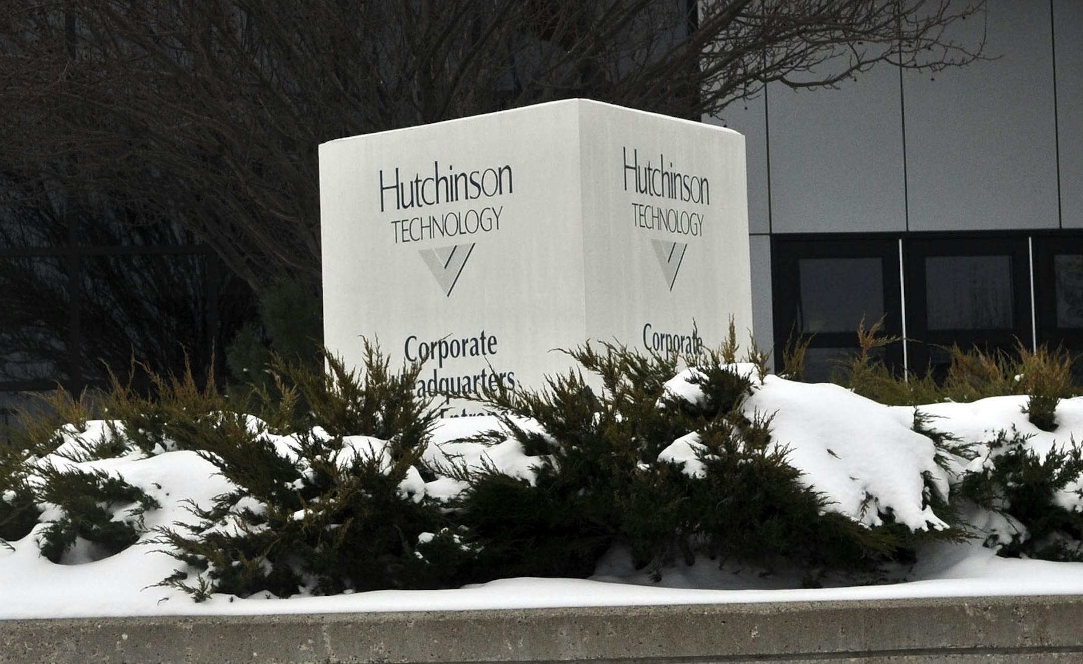 Richard Sennott/Star Tribune. Richard.Sennott@startribune.com Hutchinson Mn. Tuesday 03/08/11 ] Hutchinson Technology, , said Tuesday that it will cut its current U.S. workforce of about 2,275 by 30 to 40 percent. That would mean eliminating between 700 and 900 jobs.