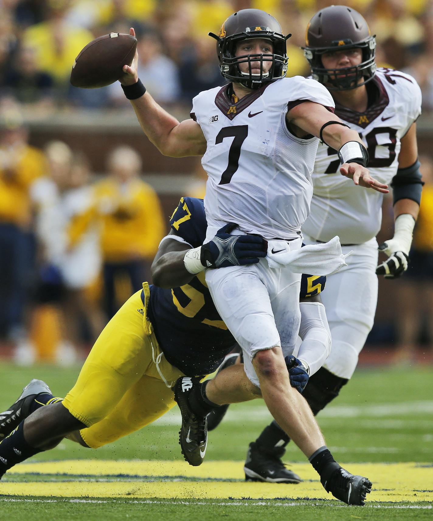 Minnesota Gophers vs. Michigan football. Michigan won 42-13. Michigan defense forced Minnesota quarterback Mitch Leidner (7) to rush his throw. (MARLIN LEVISON/STARTRIBUNE(mlevison@startribune.com) ORG XMIT: MIN1310051904551576