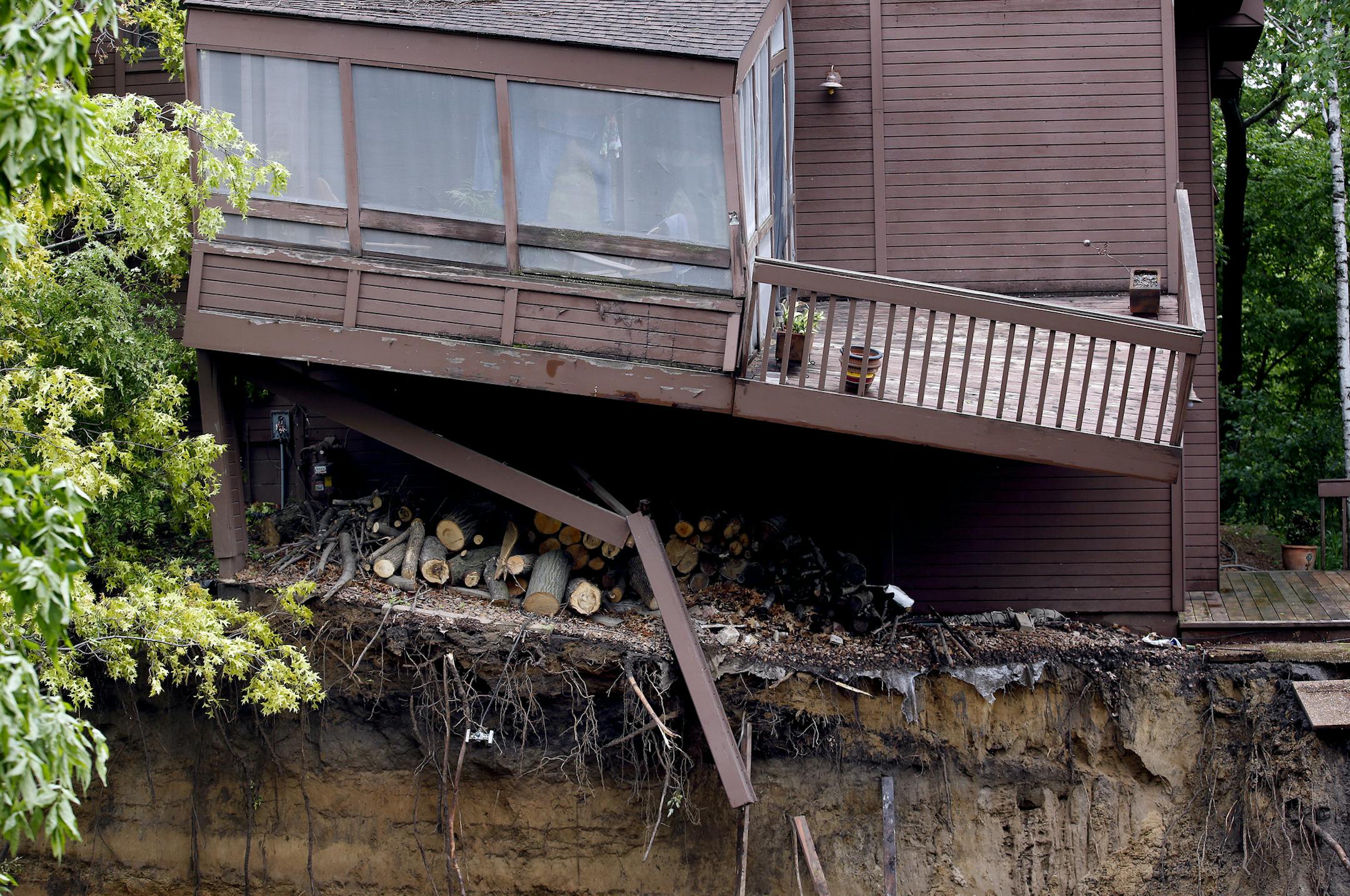 Damage from a mudslide that occurred on Sunday morning on Burr Ridge Lane, Eden Prairie, Minn. ] CARLOS GONZALEZ cgonzalez@startribune.com - June 1, 2014, Eden Prairie, Minn., Damage from Mud Slide - Burr Ridge Lane, Eden Prairie, MN ORG XMIT: MIN1406011517290234