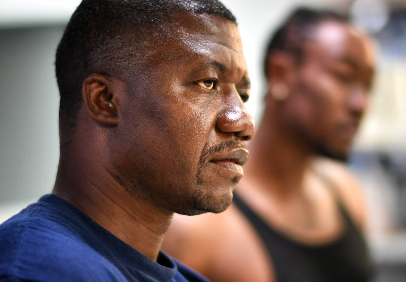 Sheku Samba, a member of the Brooklyn Center Multicultural Advisory Committee (MAC) came to Handz-on Barber shop to talk about police and the community. ] GLEN STUBBE * gstubbe@startribune.com Thursday, November 10, 2016 A multi-cultural advisory committee established to enhance community policing measures is concerned about the fact that it has been unable to interest African-Americans in participating. We go to an outreach meeting to find out why. In Brooklyn Park and Brooklyn Center, police d