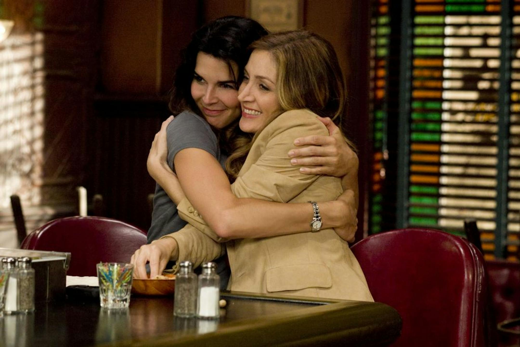 Angie Harmon, left, and Sasha Alexander in "Rizzoli & Isles." Ph: Danny Feld