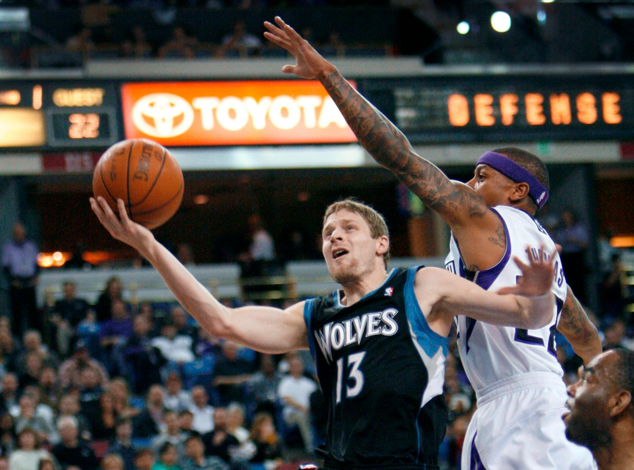 Minnesota's Luke Ridnour (13) drives to the basket against Sacramento's Isaiah Thomas.