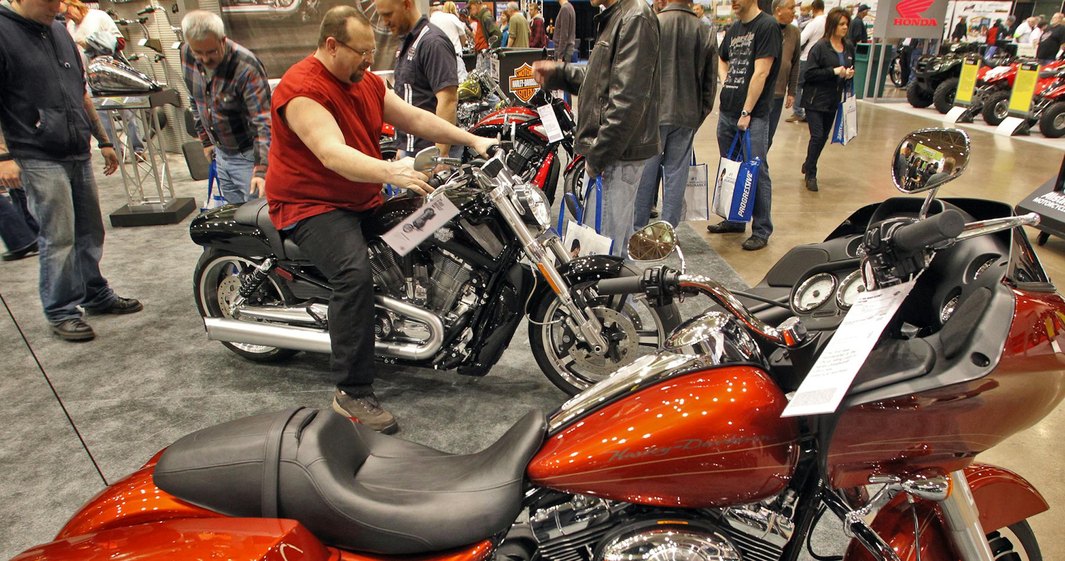 Motorcycle show at Minneapolis Convention Center running through the weekend. A crowd gathered around new Harley Davidson model cycles. (MARLIN LEVISON/STARTRIBUNE(mlevison@startribune.com (cq -program )