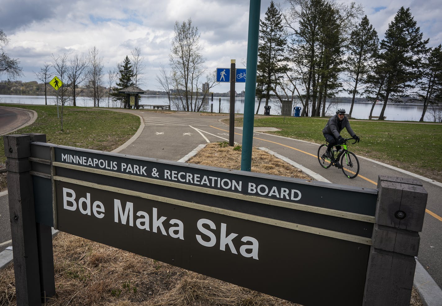 A sign for Bde Maka Ska near the south shore of the lake. ] LEILA NAVIDI &#xa5; leila.navidi@startribune.com BACKGROUND INFORMATION: Bde Maka Ska in Minneapolis on Monday, April 29, 2019. The state Court of Appeals ruled Monday that the former Department of Natural Resources Commissioner Tom Landwehr lacked authority to change the name of the lake from Lake Calhoun to Bde Maka Ska because the name had existed for more than 40 years.