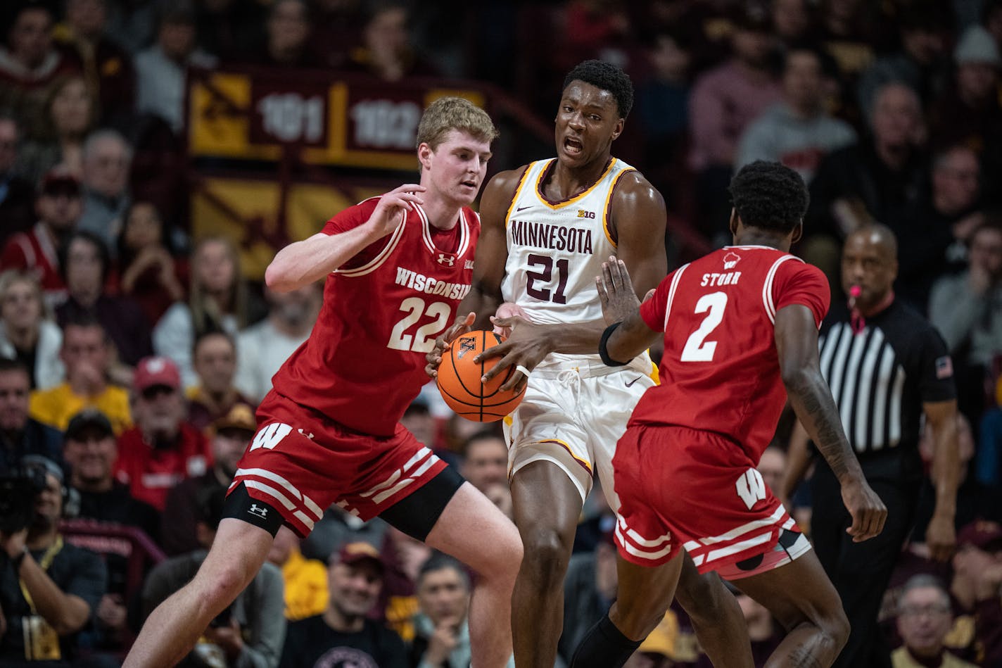 Minnesota Golden Gophers forward Pharrel Payne (21) was pressured by Wisconsin Badgers forward Steven Crowl (22) in the second half.