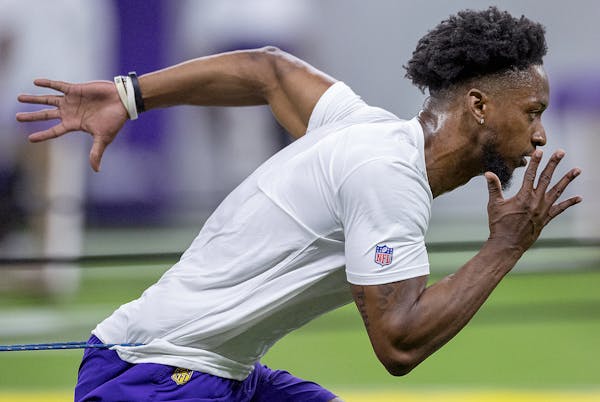 Flores channels 'inner Zimmer,' makes pitch for another cornerback