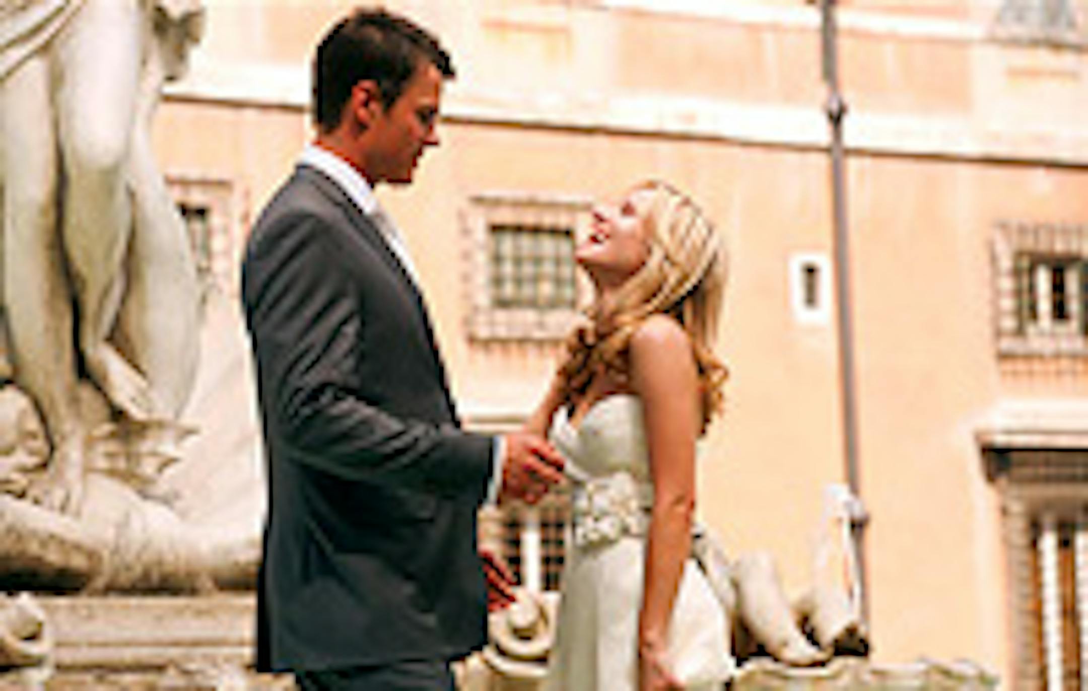 Josh Duhamel and Kristen Bell in "When in Rome"